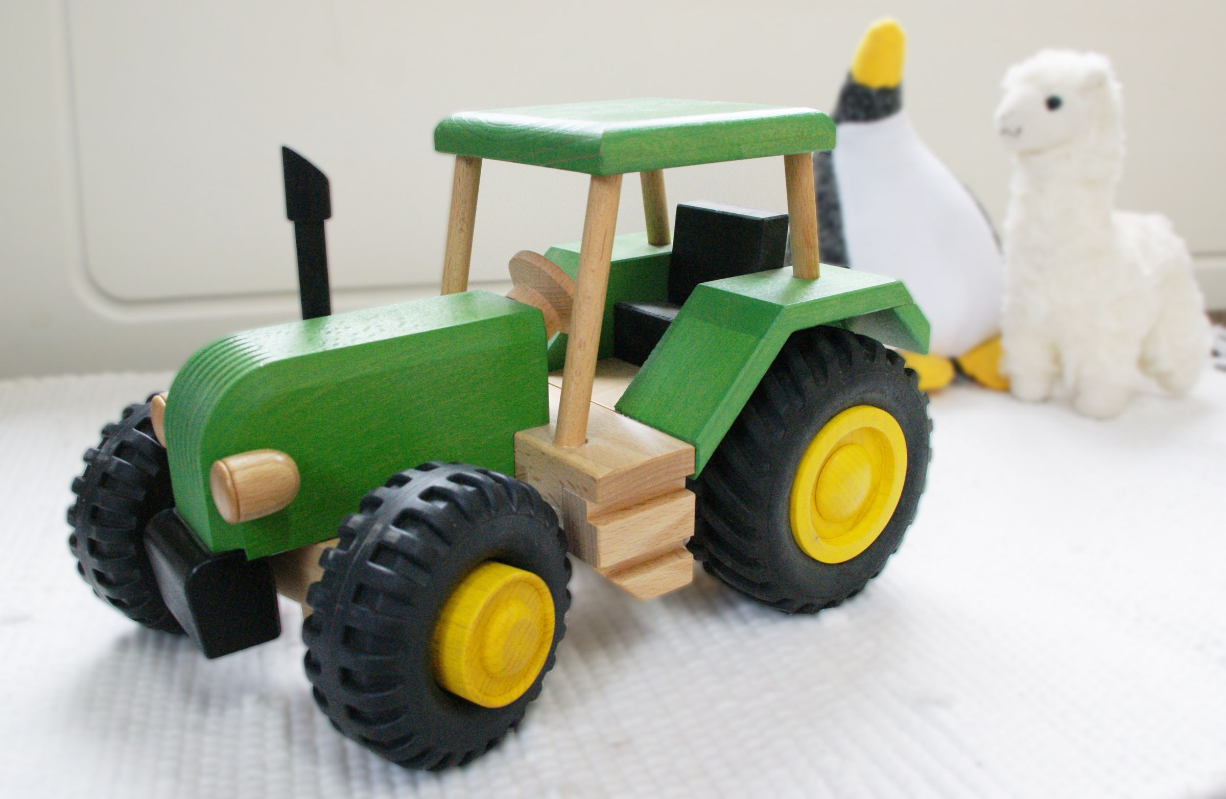 Holzspielzeug, Traktor, Spielzeugauto, grün, große Reifen, Holzspielzeug Traktor