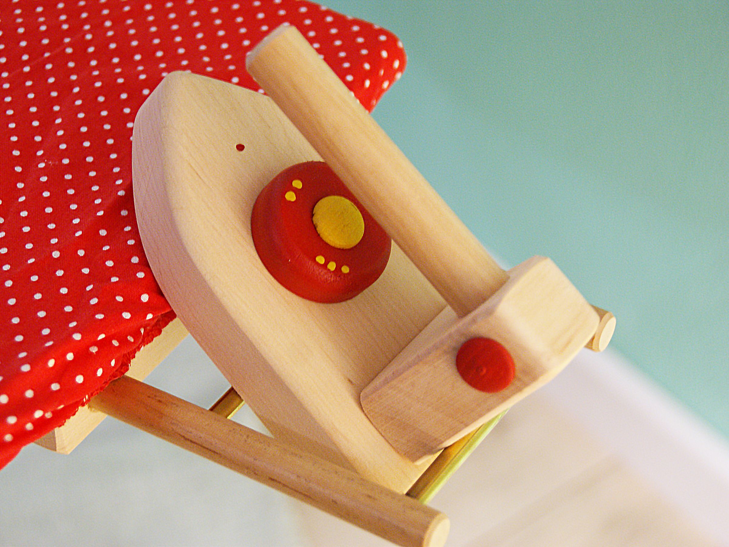 Holzspielzeug, Kleinkind-Spielzeug, Holzwagen, Fahrzeug, Rote sichel, Spielzeug Bügeleisen
