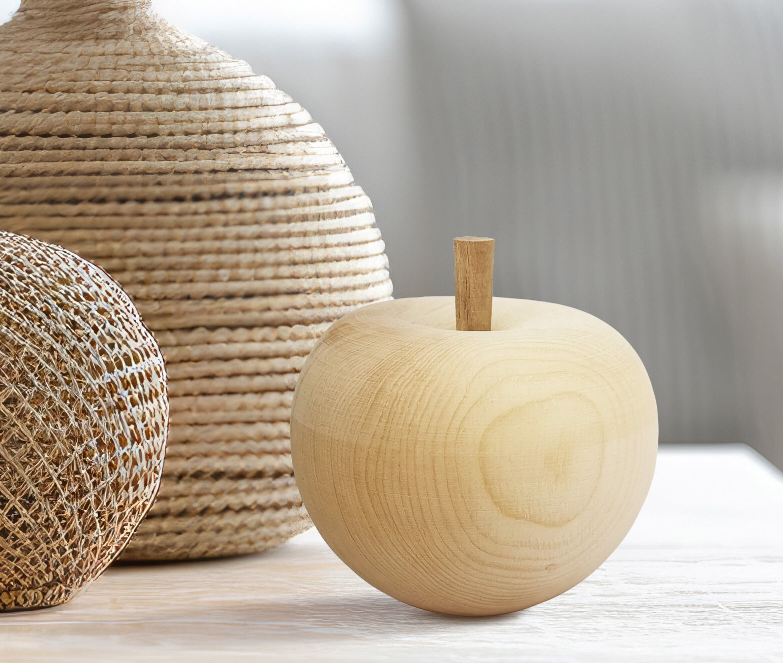 Holzfigur, Holzdeko, Apfel, Naturholz, Runde Skulptur, Dekoapfel aus Zirbenholz