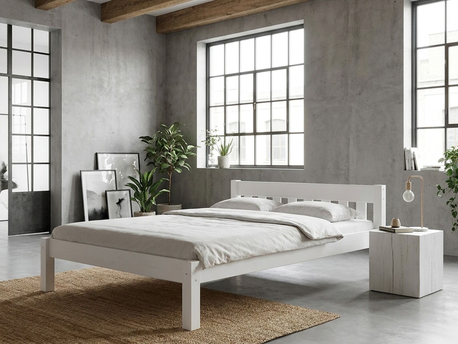Bett, Liegefläche, Nachttisch, Pflanzen, helles Zimmer mit stilvollem weißen Ejebett