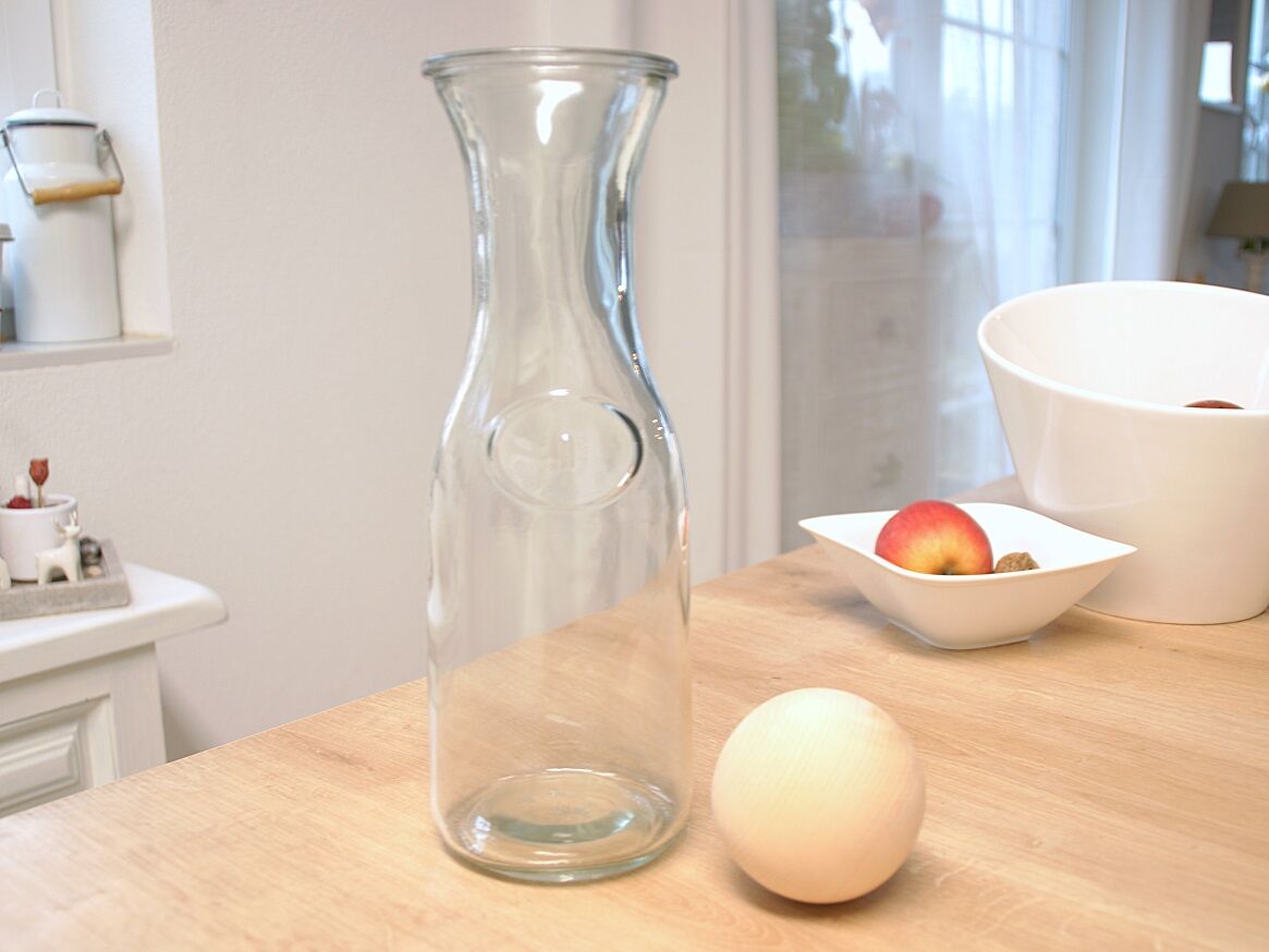 Karaffe 1 Liter mit Zirben Kugel 7 cm 40.10-007 Karaffe 1 Liter mit Zirben Kugel 7 cm 40.10-007