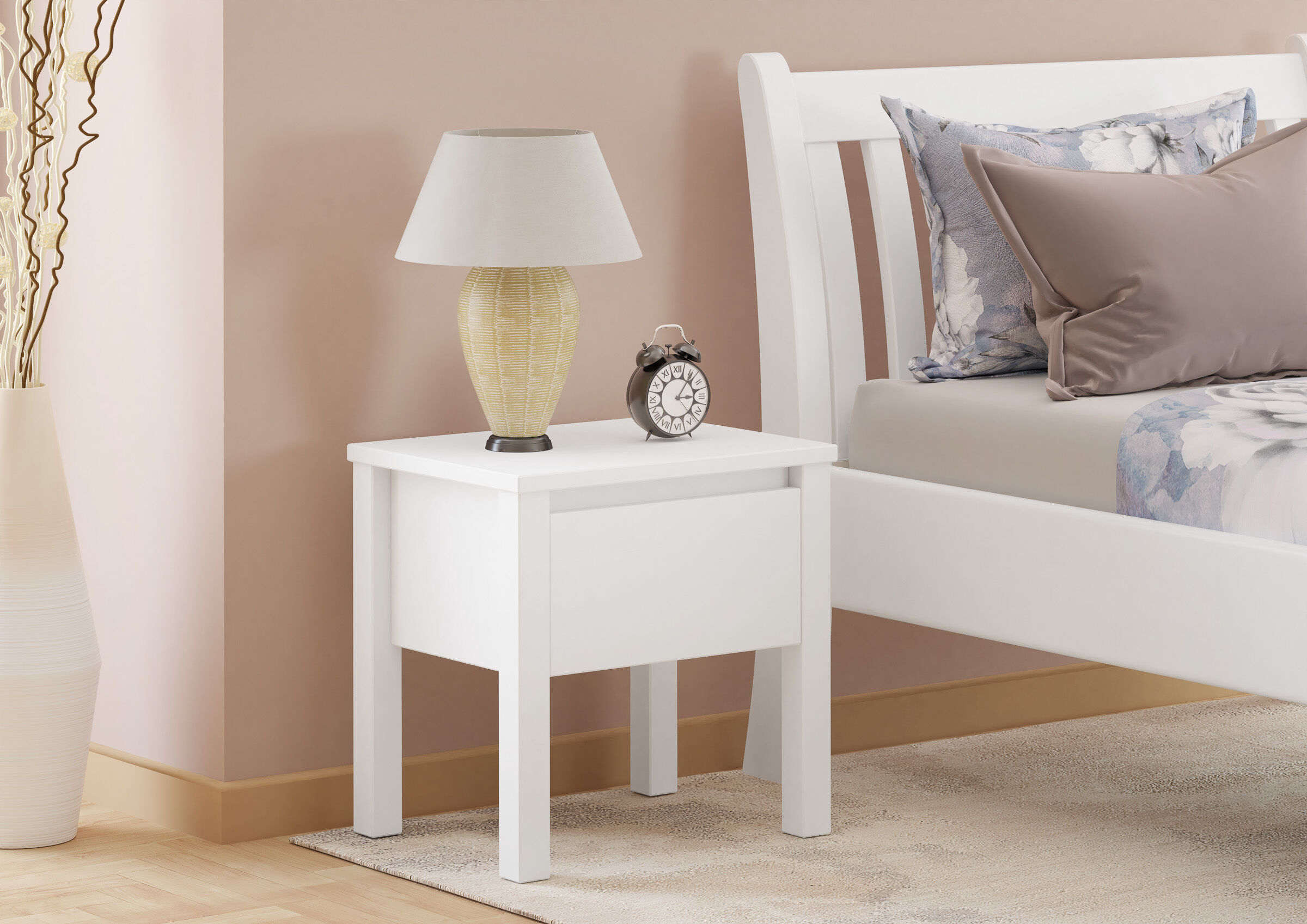 Nachttisch, Beistelltisch, weißes Holz, Lampe, Wecker, Schlafzimmer mit weißem Nachttisch