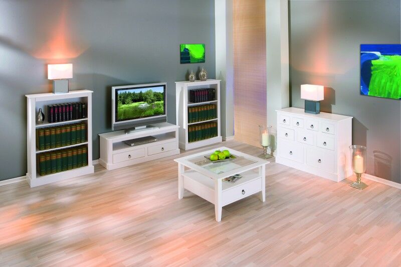 Wohnzimmer, TV-M Vollsystem, Flachbildschirm, weißes Möbelset, Holzoptikboden, Wohnzimmerbild Holztisch weiß