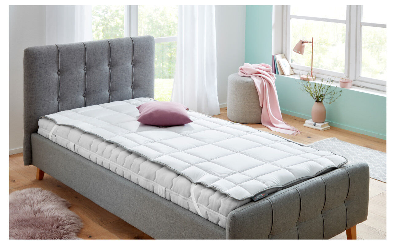 Bett, Bettgestell, Bettdecke, Kopfkissen, Wohnzimmer, Matratzenschoner Clean Cotton