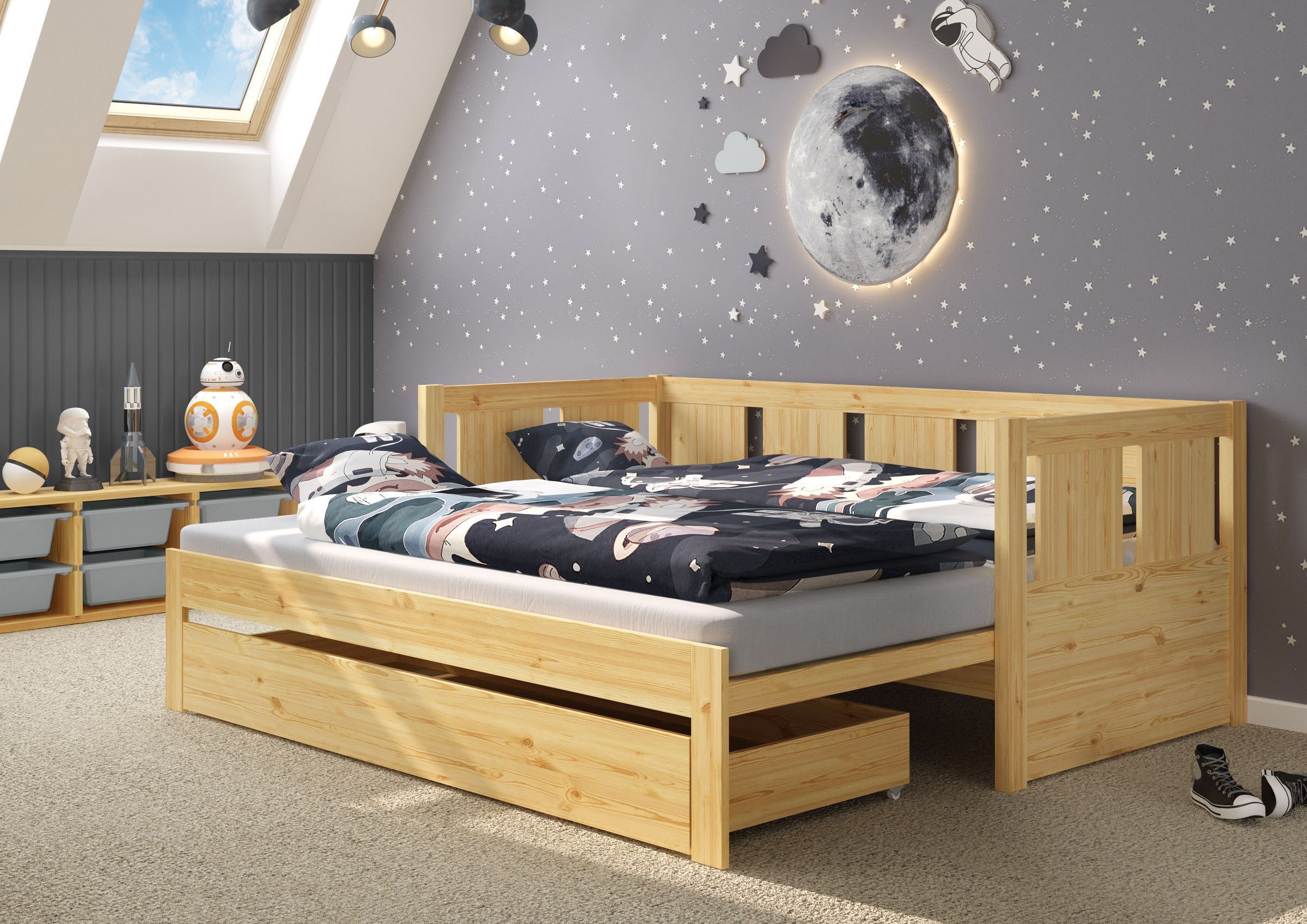 Kinderbett, Holzbettrahmen, Schublade, Matratze, Mond-Wanddeko, Ausziehbett im Zimmer