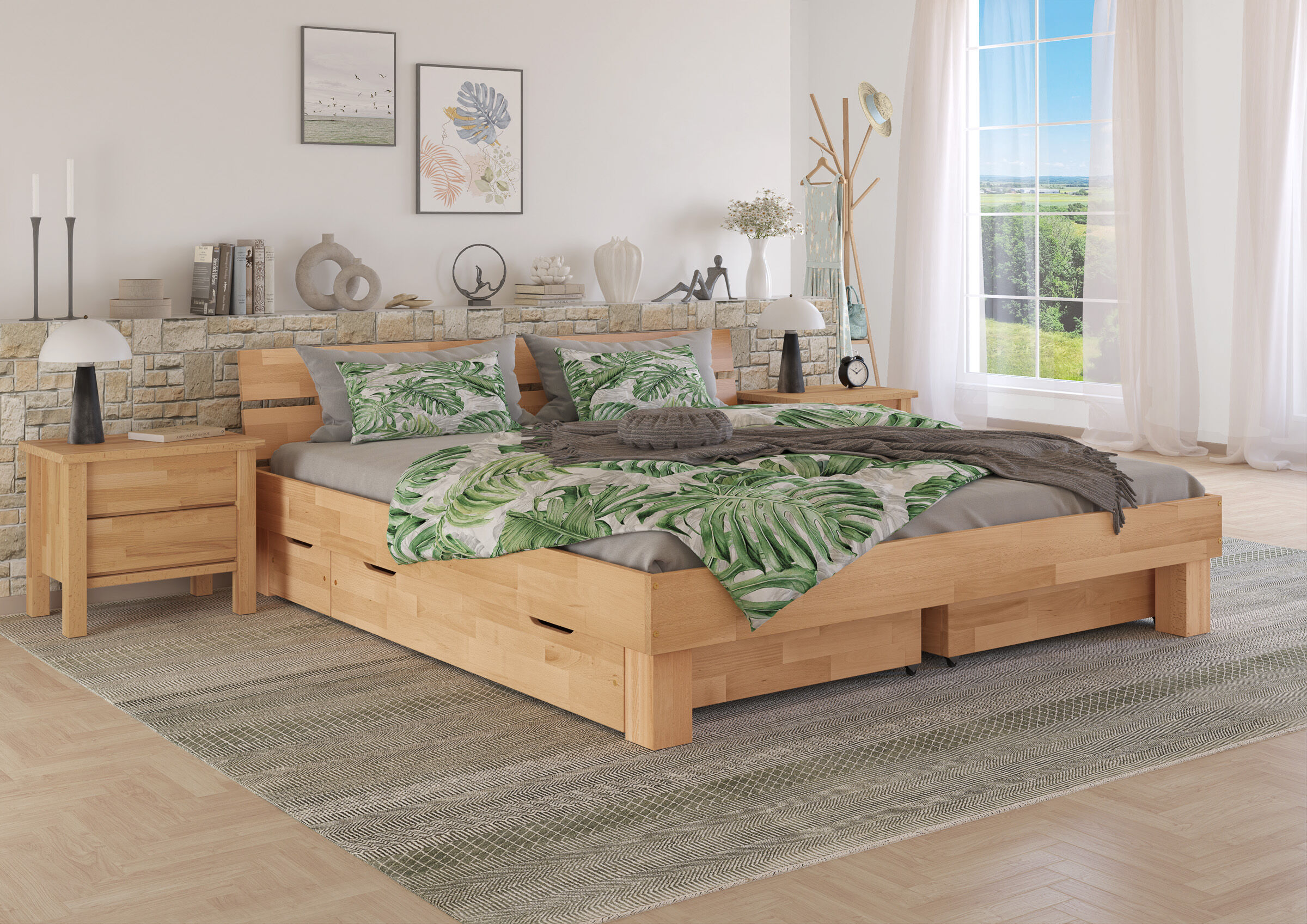 Bett, Holzbettrahmen, Grünes Blattmuster, Kissen, Nachttischlampen, Robustes Doppelbett aus Buche mit Stauraum