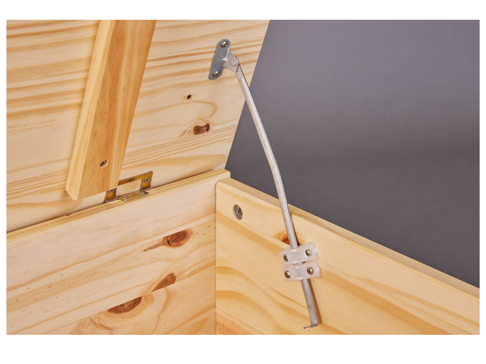 Holzbox, Kiste, Haken, Metallband, Klammer, Scharnier von Truhendeckel