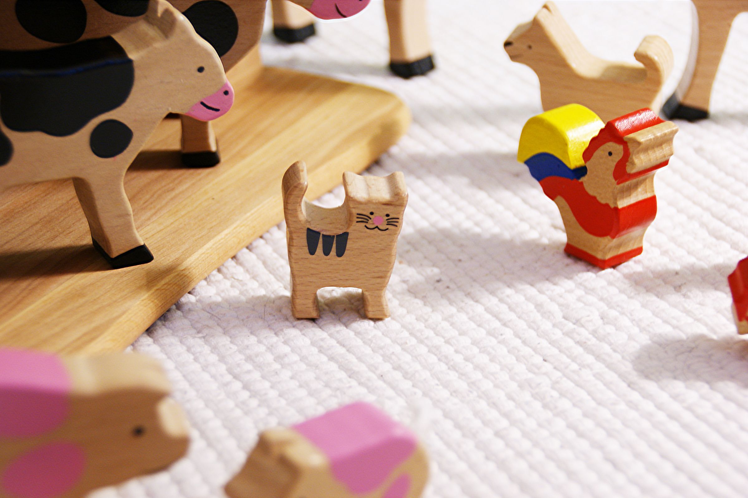 Holzspielzeug, Katzfigur, handbemalt, Kuhfigur, bunter Hahn, Holz Katze im Detail