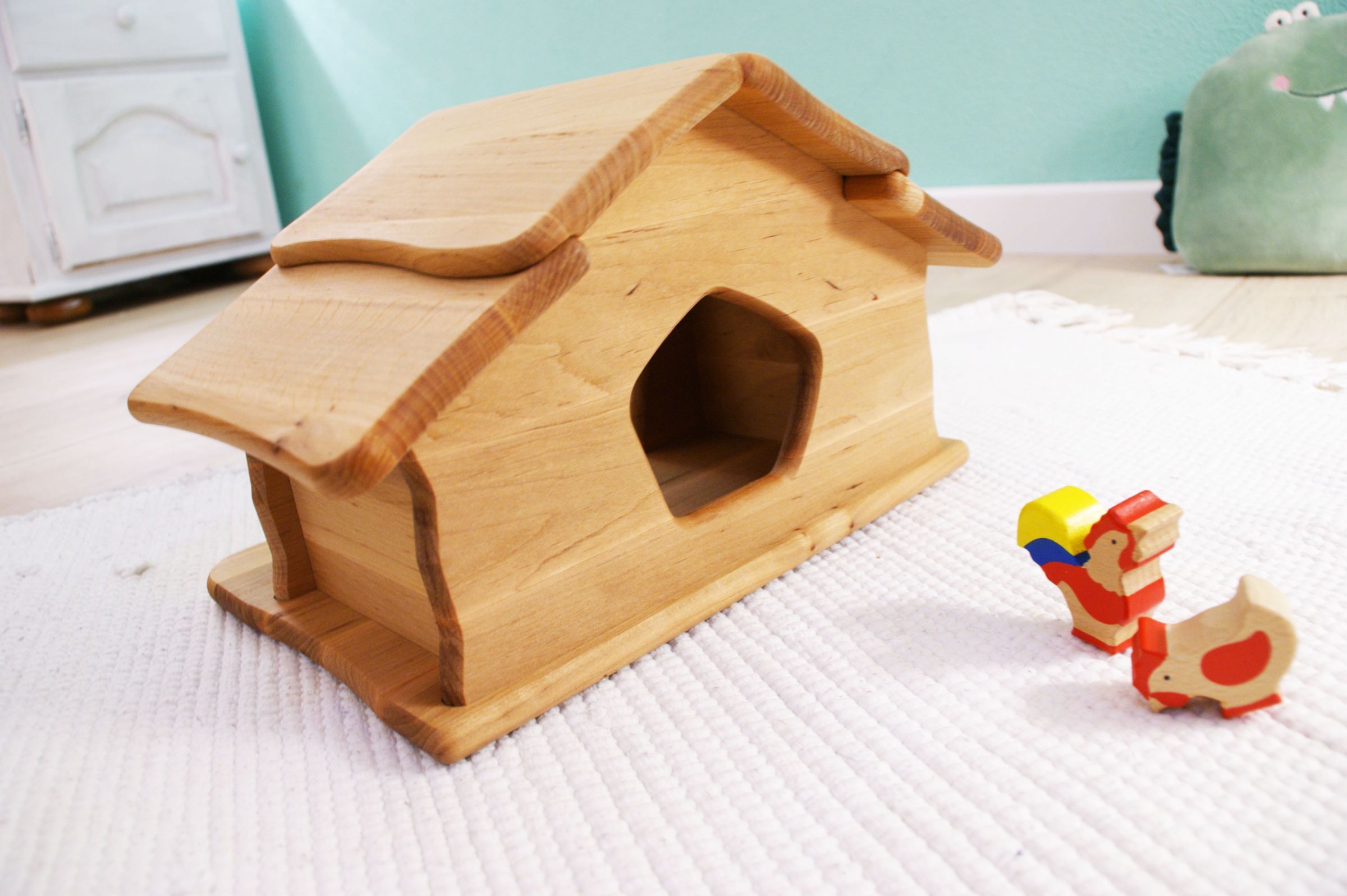 Holzhaus, Spielzeughaus, Holzspielzeug, Haus mit Tür, Puppenhaus-Accessoire, Ansicht von hinten Holzstall