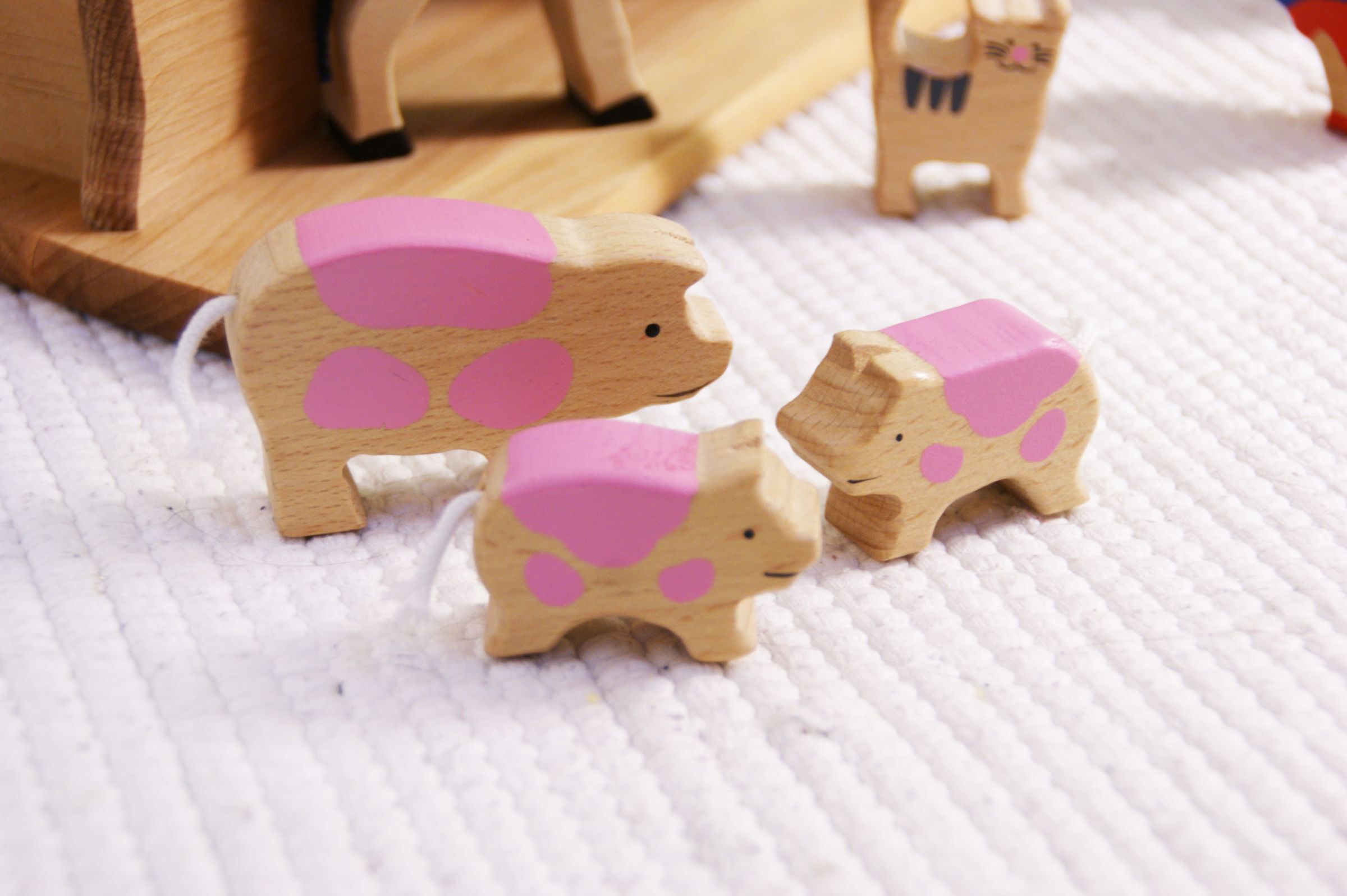 Holzpferd?, pink spots, Spielzeugtiere, Holzspielzeug, pinkfarbige Akzente, Holz Schweine im Detail