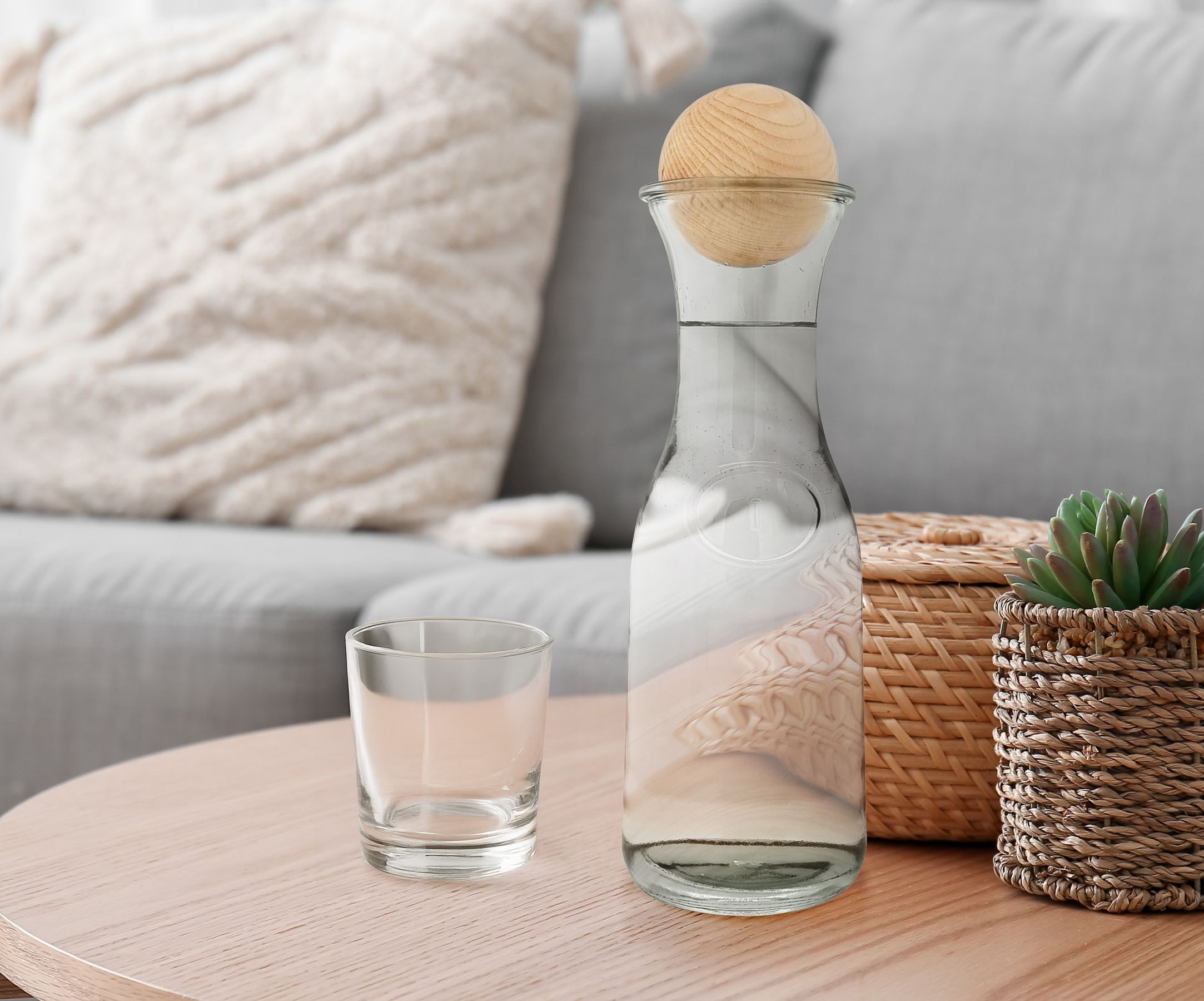 Glas, Mobiliar, Tabelle, Tischplatte, Krug, Weinkaraffe auf Tisch