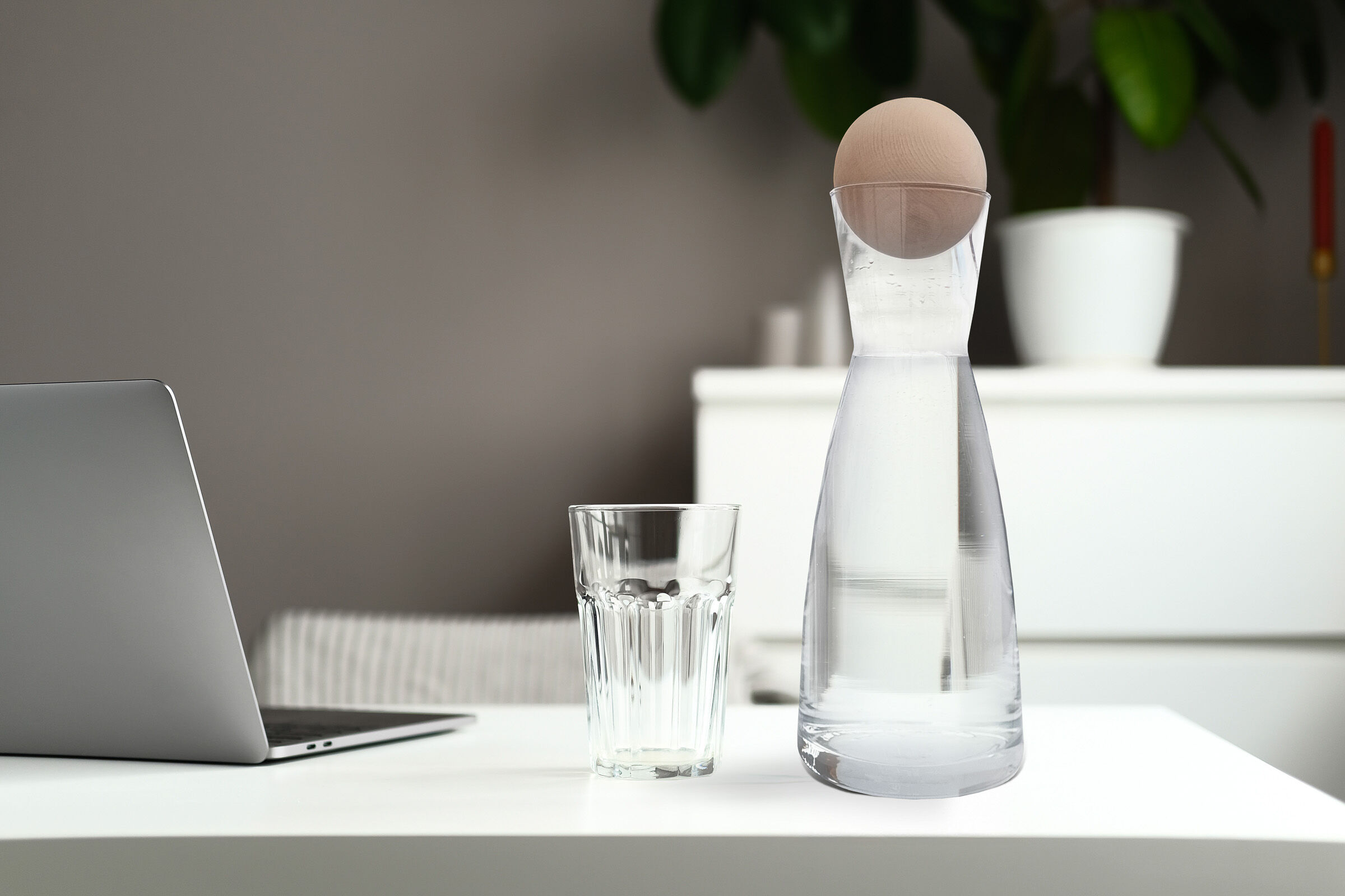 Laptop, PC, Glas, Krug, Tischplatte, Glaskaraffe mit Zirbenkugel