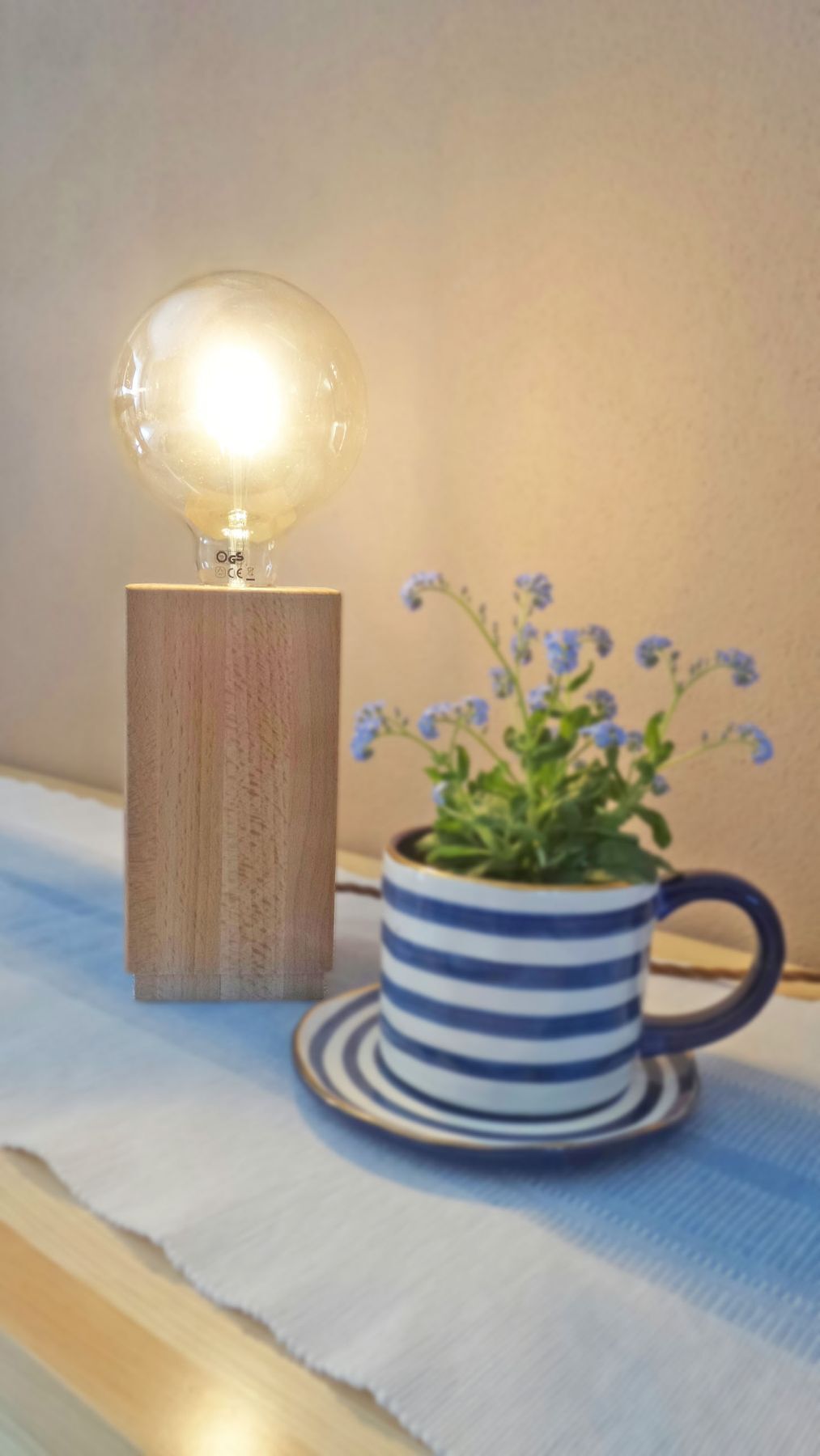 Glühbirne, Lampenfassung aus Holz, LED-Lampe, Tischlampe, Dekoration,