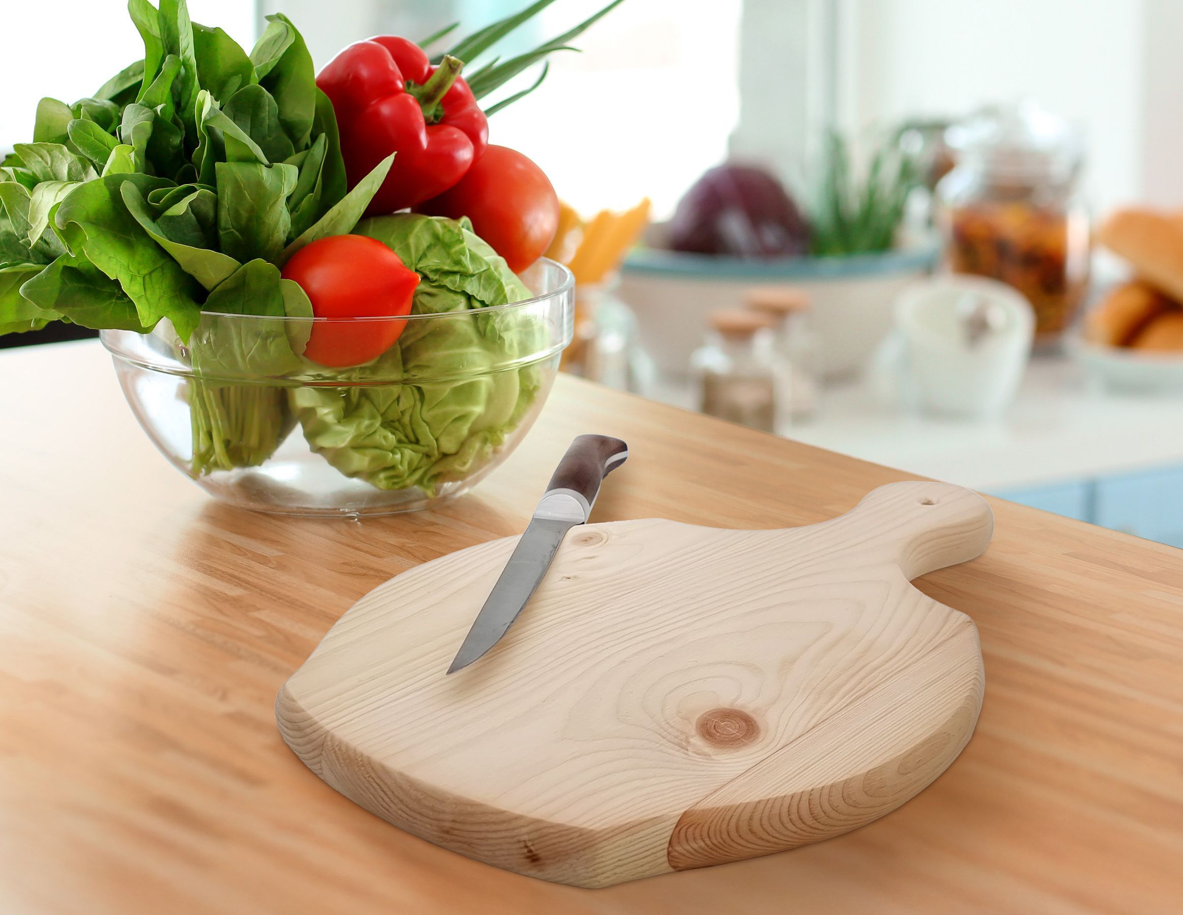 salat, kopfsalat, tomate, messer, schneidebrett, Brotzeitbrett Schneidebrett aus Zirbe