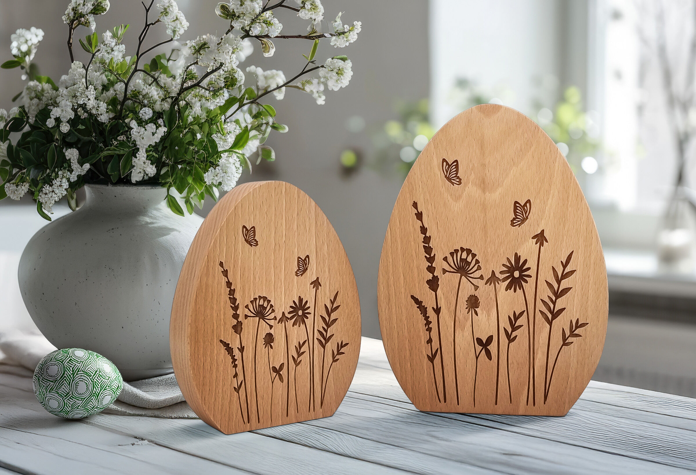 Holzeier aus Buche mit floralem Motiv