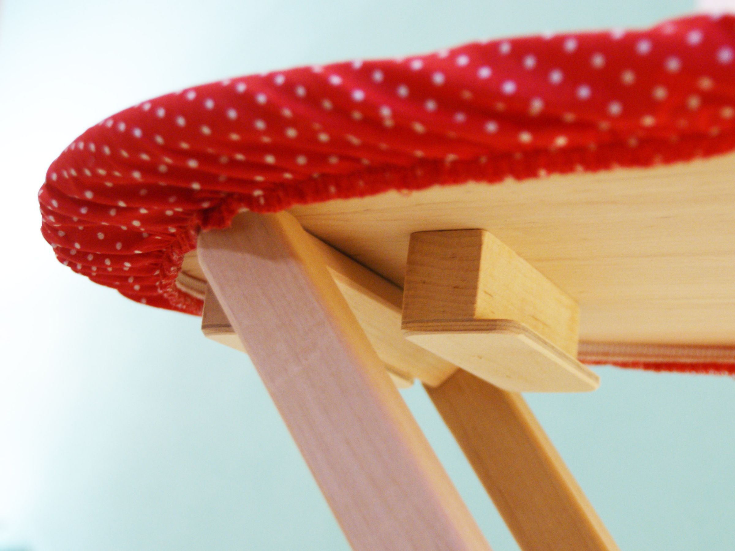 wooden, Stuhl, Bein, rot, Stoff, Detailbild Bügelbrett für Kinder