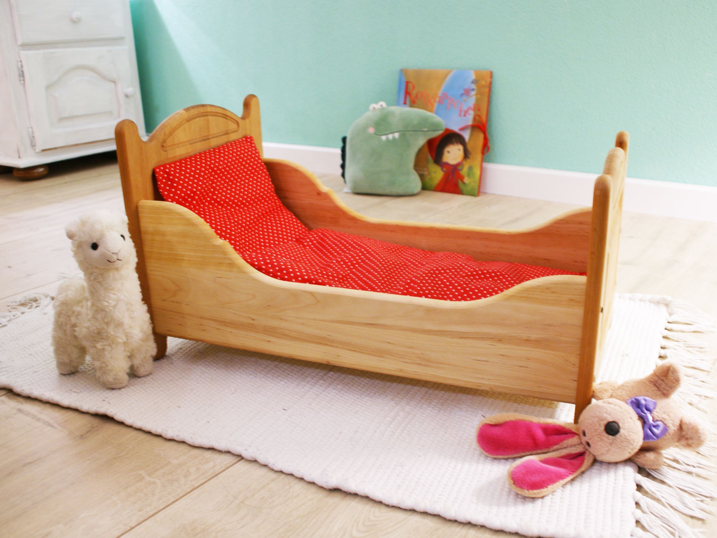Kinderbett, Holzbett, roteDecke, Spielzeug, Kuscheltier, Puppenbettchen