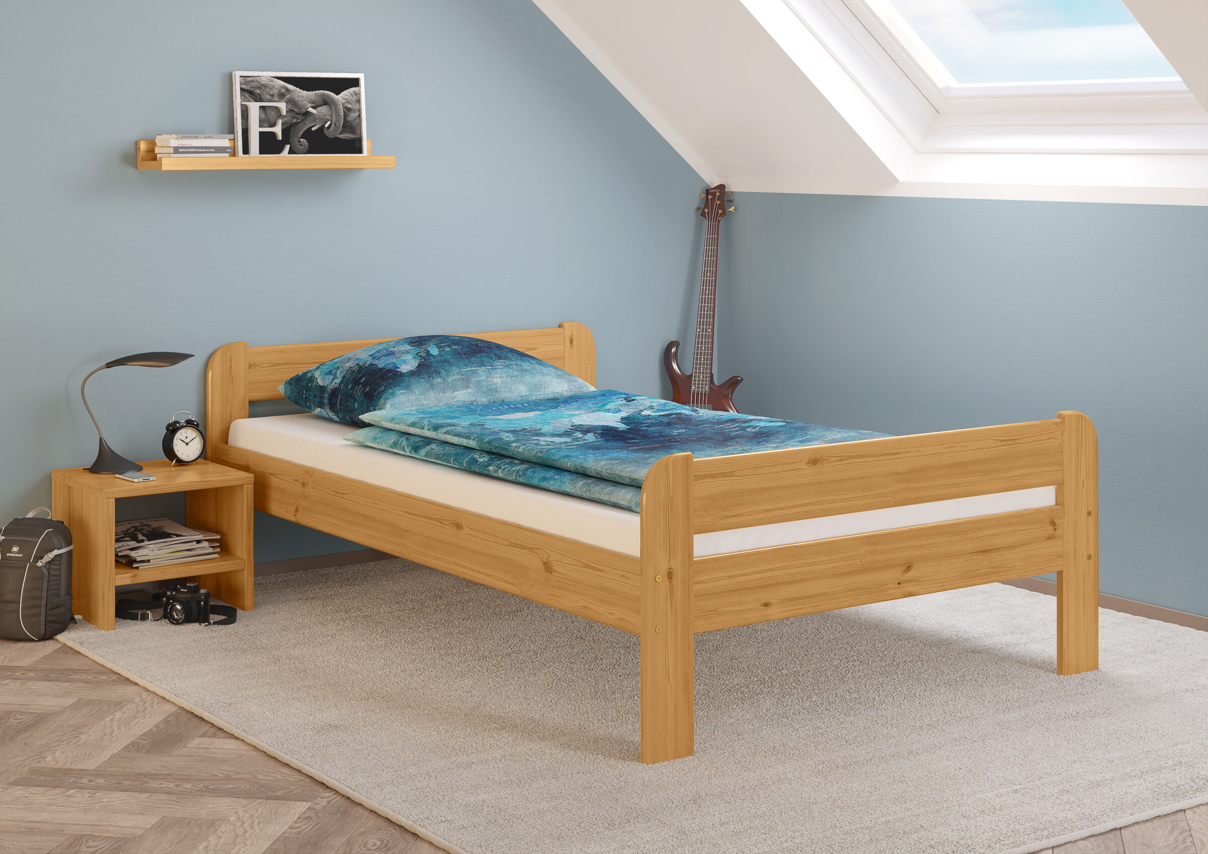 Holzbettrahmen, Einzelbett, blaues Zimmer, Bettzeug, Wandregal, Robustes Echtholzbett 120x200 im Schlafzimmer