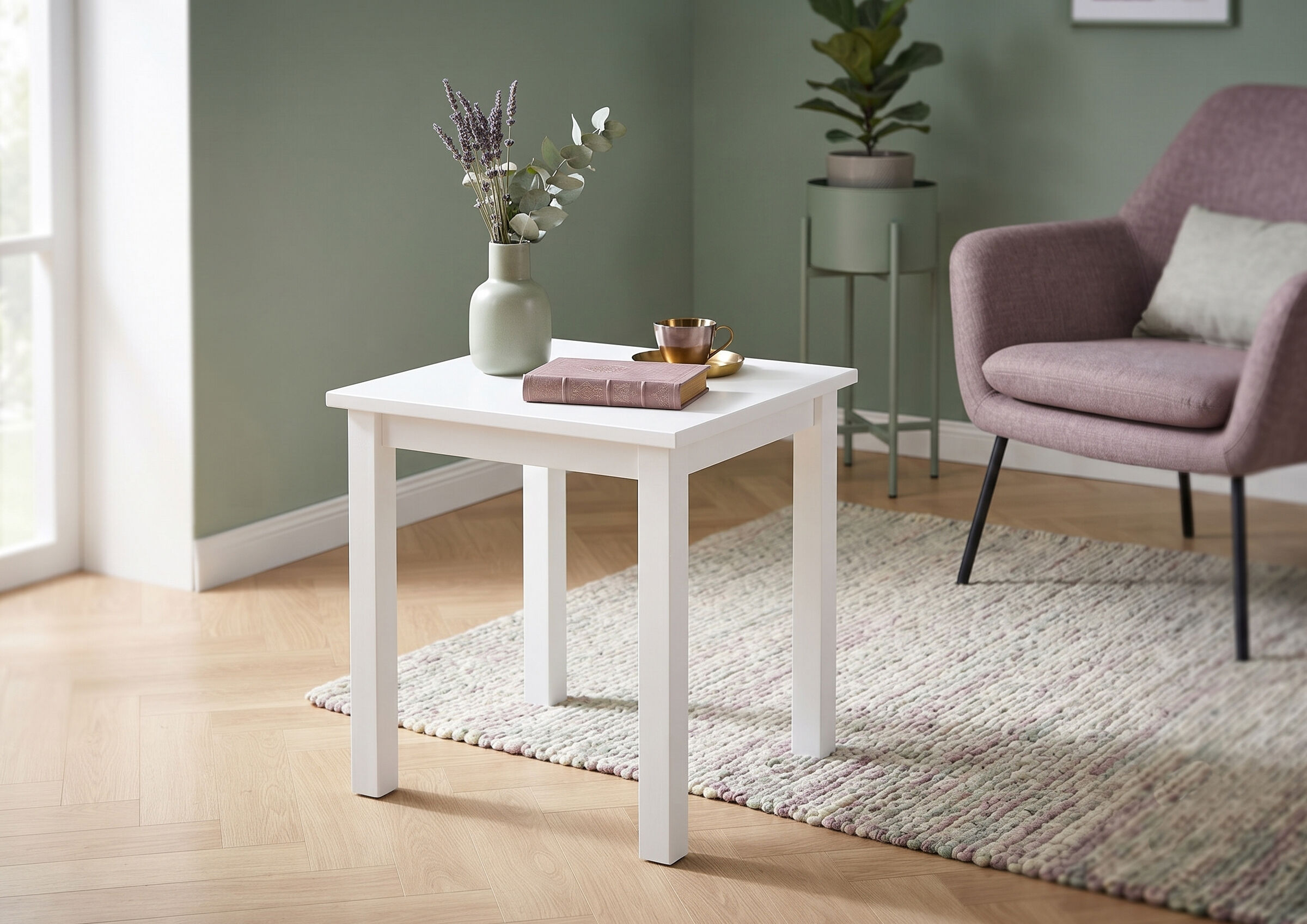 gedeckter_tisch, weißer_tisch, holzboden, vasen_dekor, teekanne_tasse, kleiner Holztisch neben Couch 55x45x45x