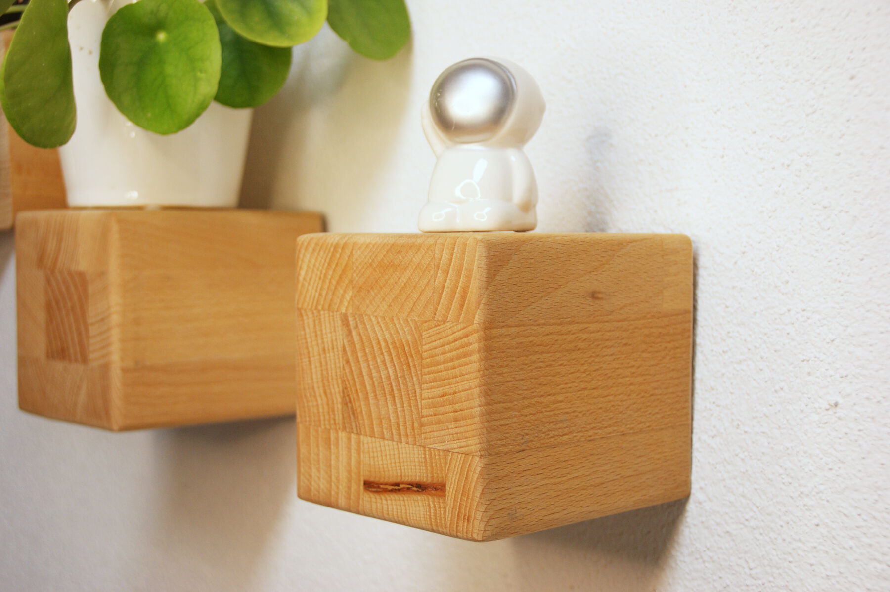 Mini-Statue, Hund-Figur, Weißer Keramik, Holzregal, Deko-Objekt, DIY Regalblock