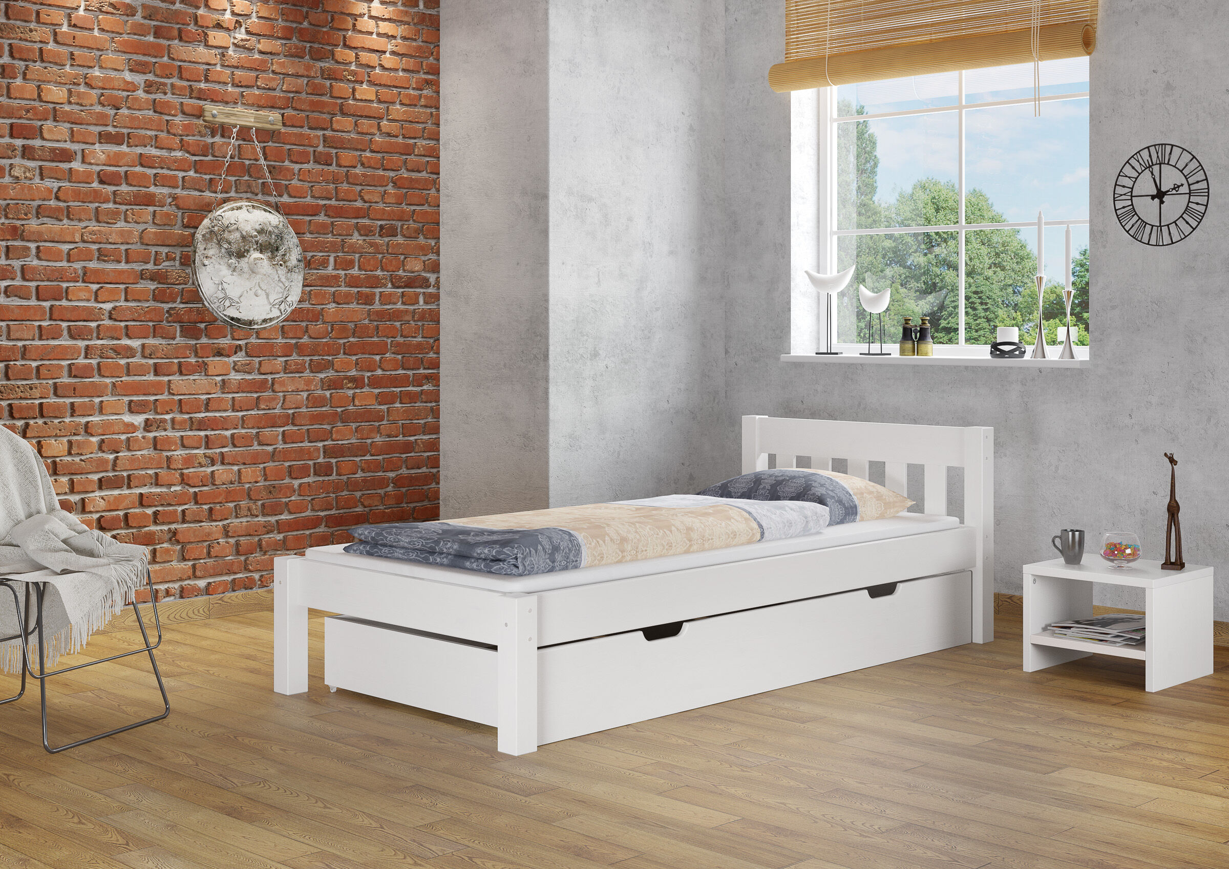 Bett, Holzboden, Bügelbett, Kissen, Deko, Gästezimmer mit Holzbett und Bettkasten Kiefer weiß