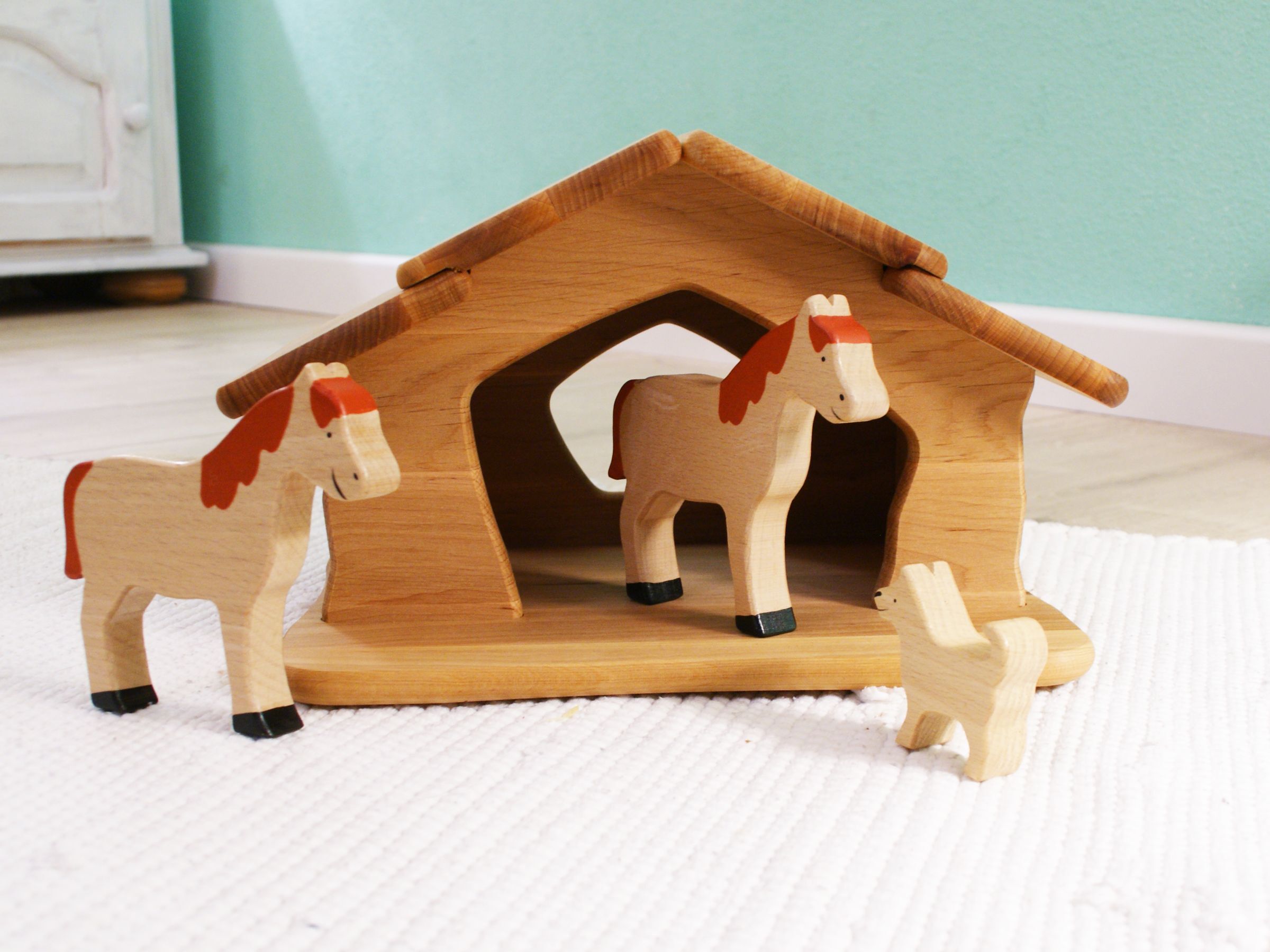 Holzspielzeug, Pferdefiguren, Stall, Holzhaus, Holzfiguren, Zwei Holzpferde ein Holzhund mit Stall aus Holz
