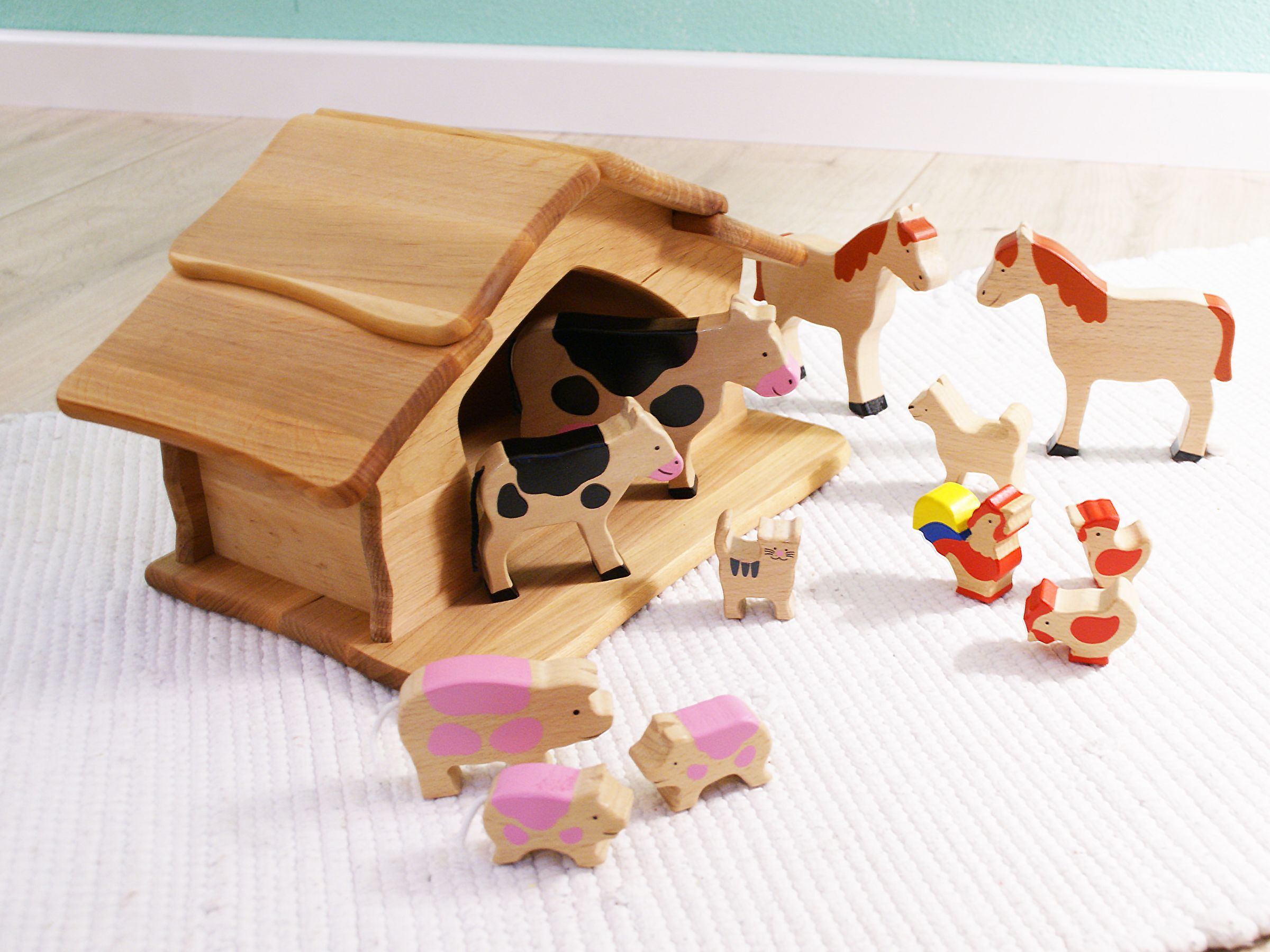 holzspielzeug, schnitzlerstall, tierfiguren, milchkuh, pferdefiguren, Detailbild des Stalls mit Holztiere