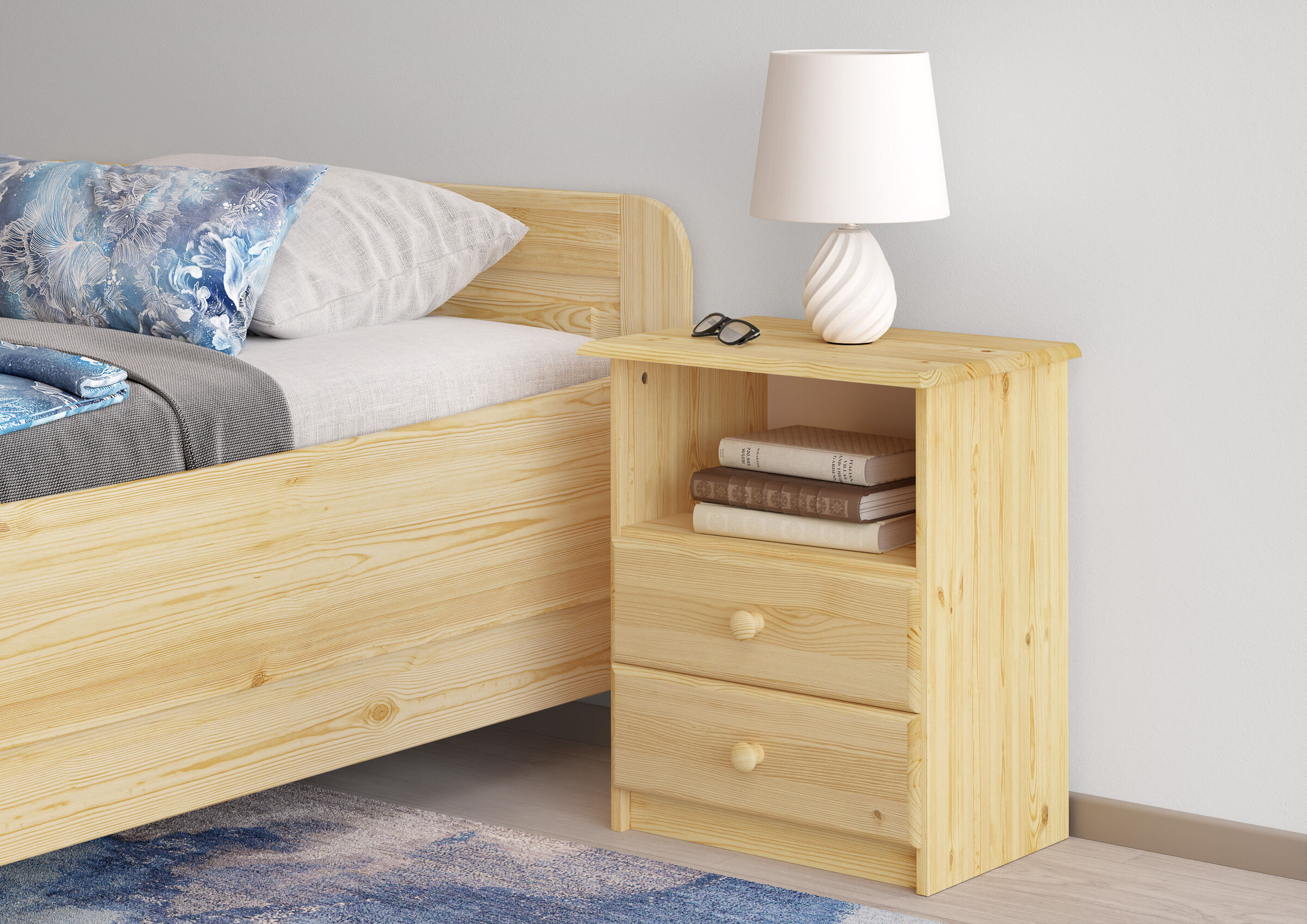 Holzbett, Nachttisch, Lampe, Bettwäsche, Bücherregal, Zimmerbild Kiefer Nachtkommode
