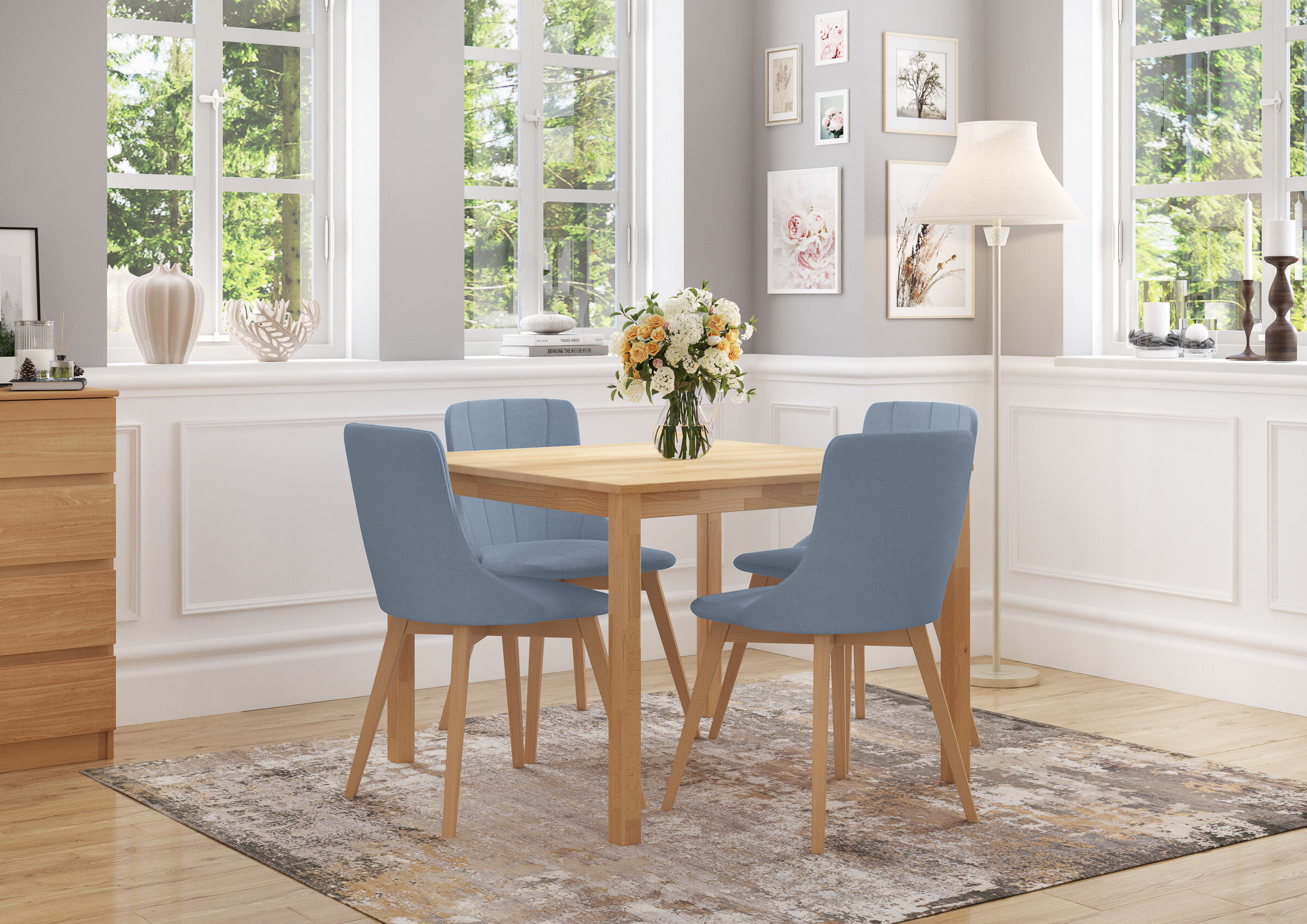 Esstisch, Holztisch, Vierstuhlkombination, Blau gepolsterte Stühle, Blumenvasenkombination, gemütlicher Polsterstuhl