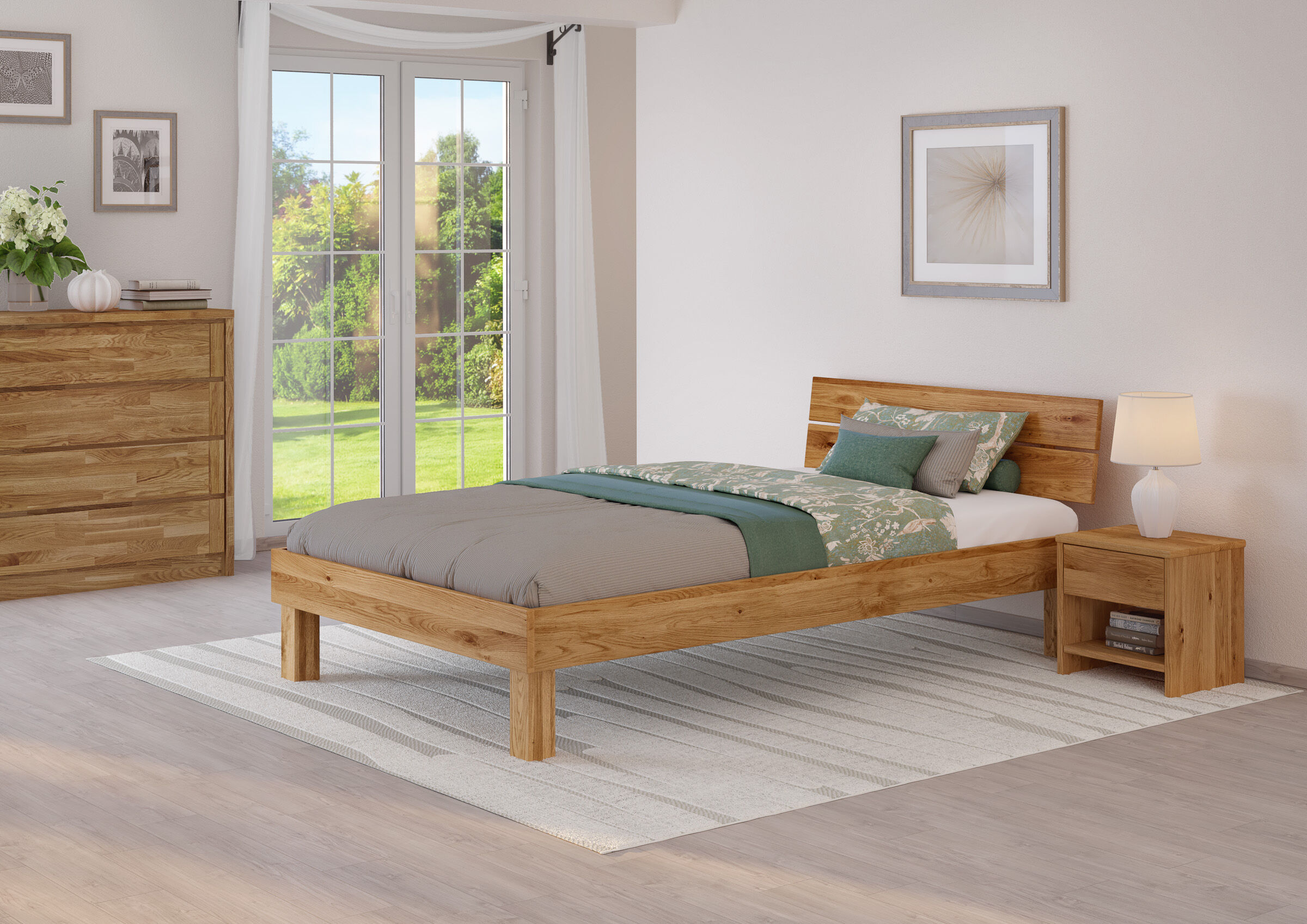 Holzbett, Kopfteil Holz, Nachttisch, Bettdecke, Gardinen, Schlafzimmerbild des Echtholzbettes 120x200
