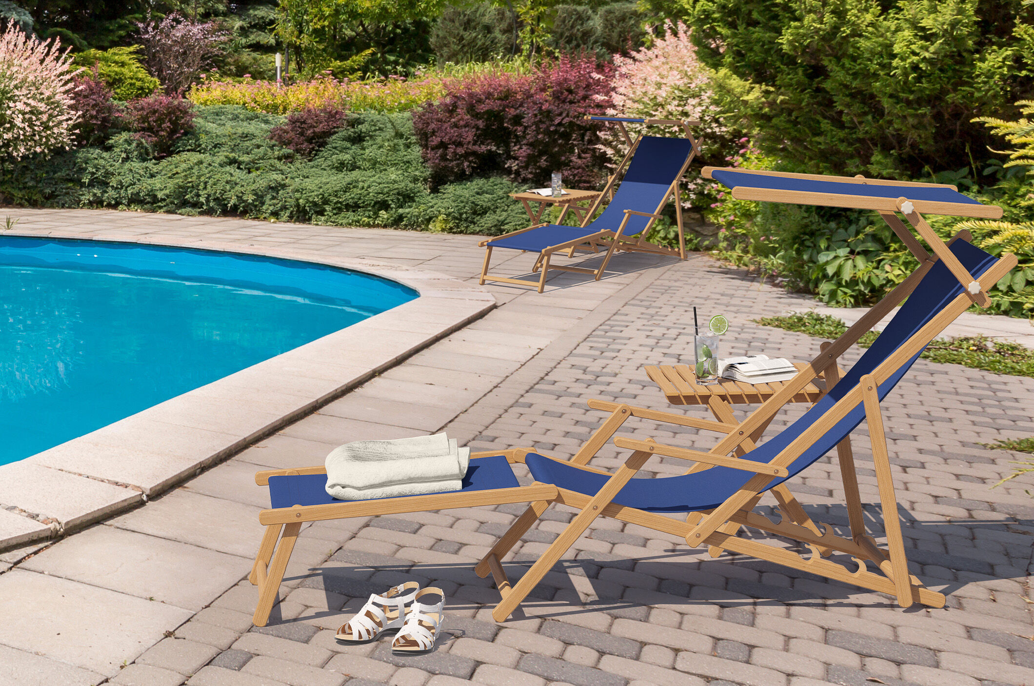 poolside, Sonnenliege, Liegestuhl, Holzrahmen, blaues Gewebe, Klappliege Buche mit Sonnendach und Fußteil