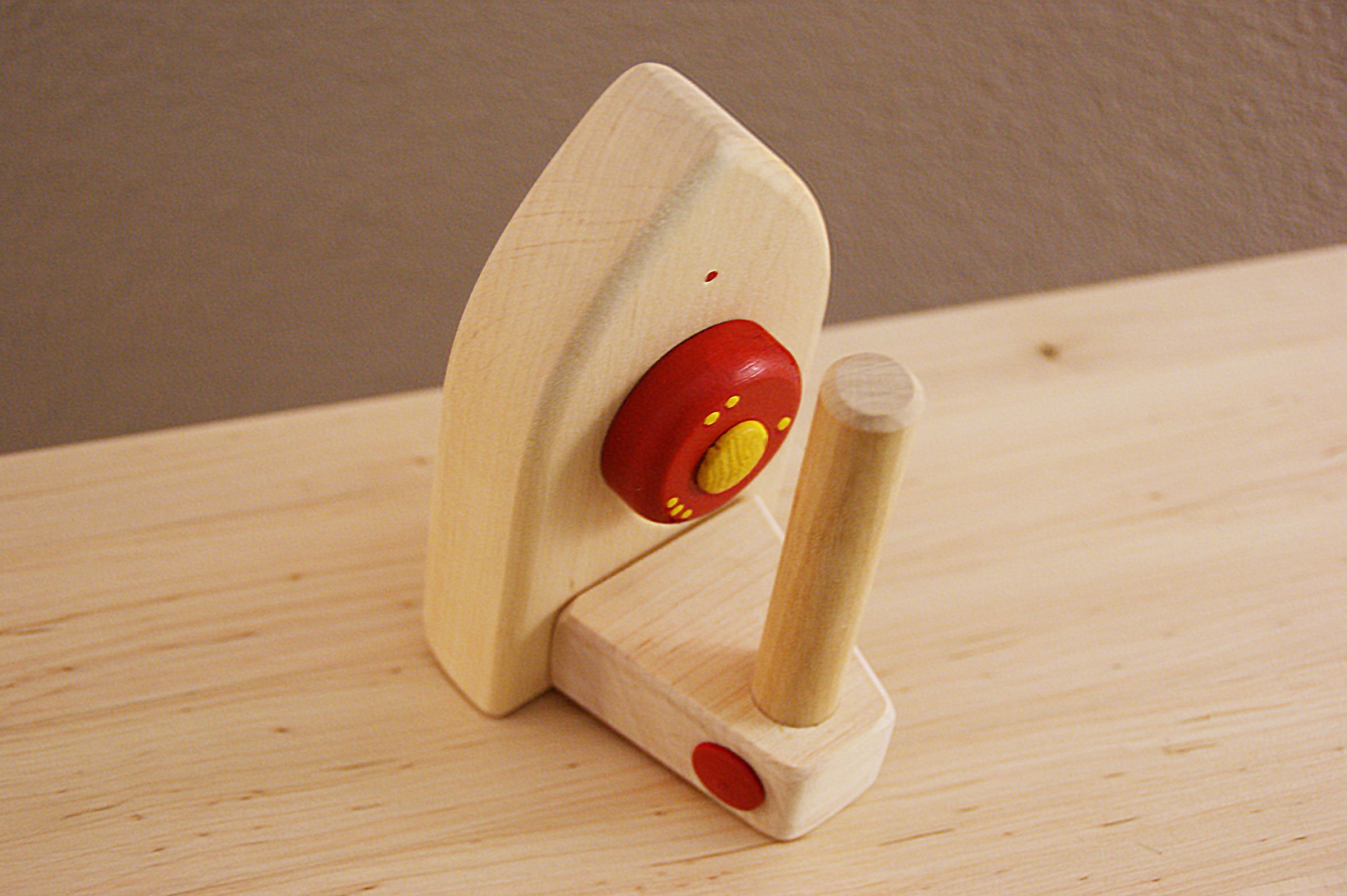 Holzspielzeug, Kleinkindspielzeug, Räderspiel, Holzrad, rote Scheibe, Spielzeug Holzbügeleisen