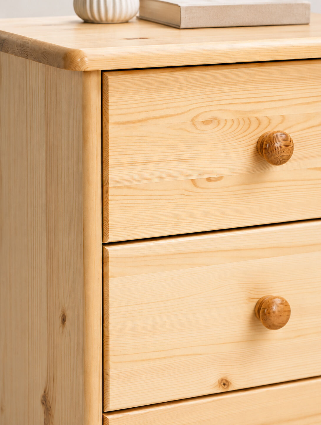 Holzkommode, Nachtkästchen, Holzoberfläche, Holzknopfgriffe, Holzstil, Detailbild Nachttisch