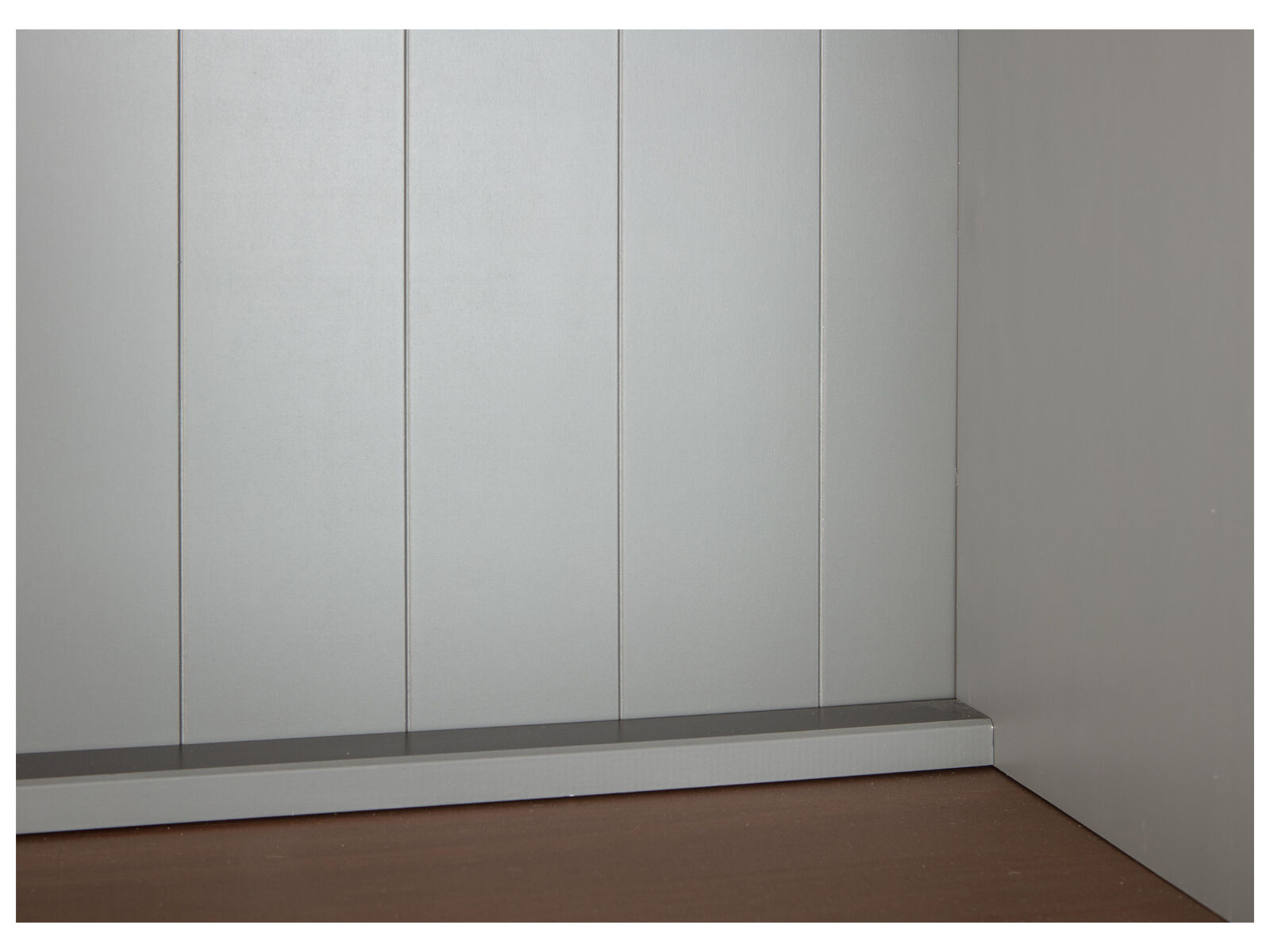 paneled wall, wood floor, baseboard, corner, gray paneling, Innenansicht Vitrine