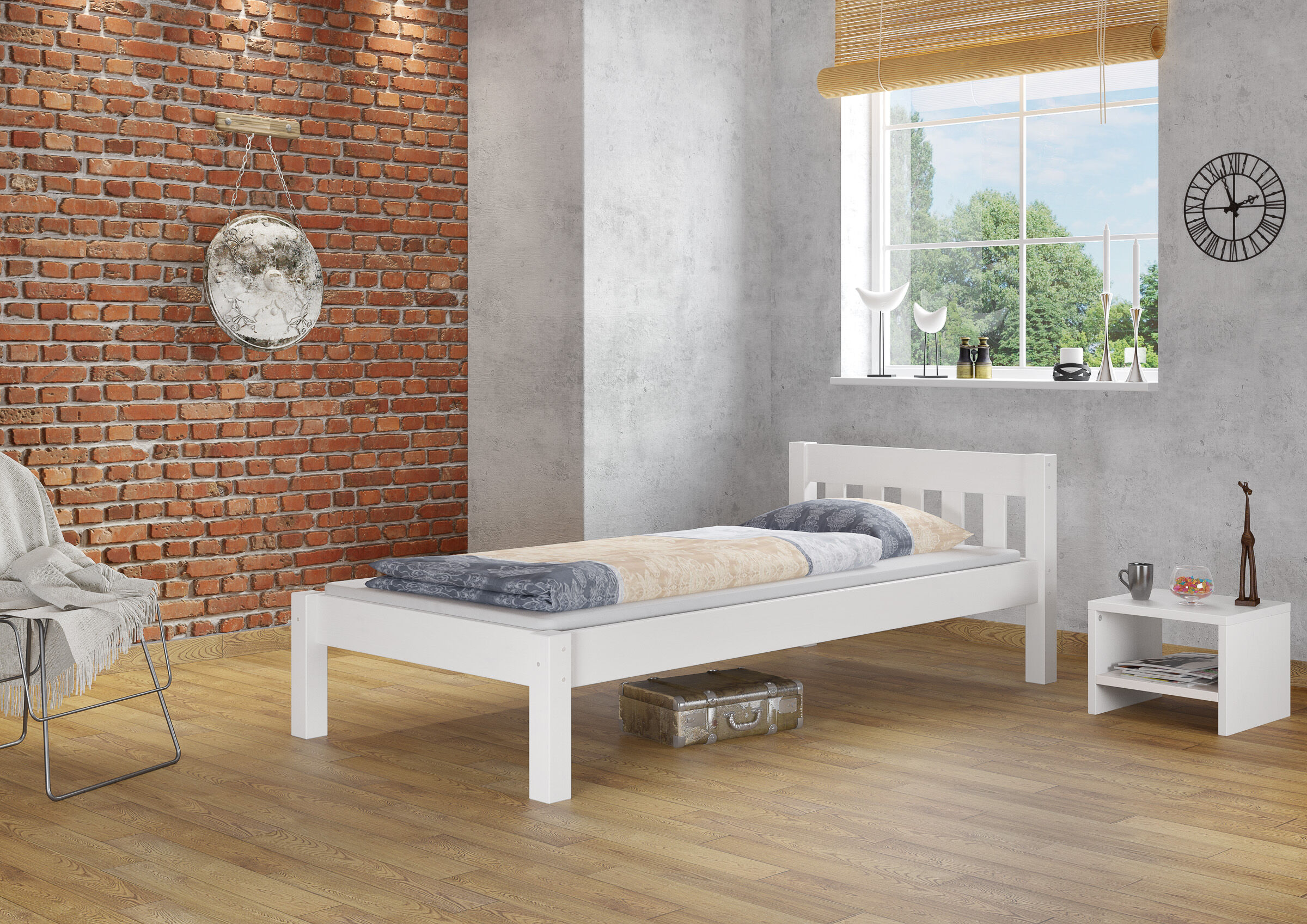 Bett, Einzelbett, weißes Gestell, Holzboden, Ziegelwand, Gästezimmer mit Einzelbett Kiefer waschweiß