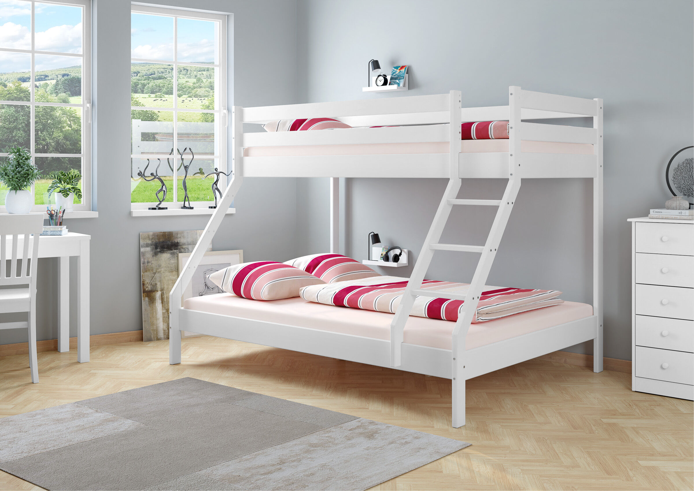 Weißes Dreier-Stockbett im Schlafzimmer aus Kiefer Moebel, Bett, Hochbett, Dekoration für Zuhause, Zimmerbild des weißen Etagenbettes aus Kiefer