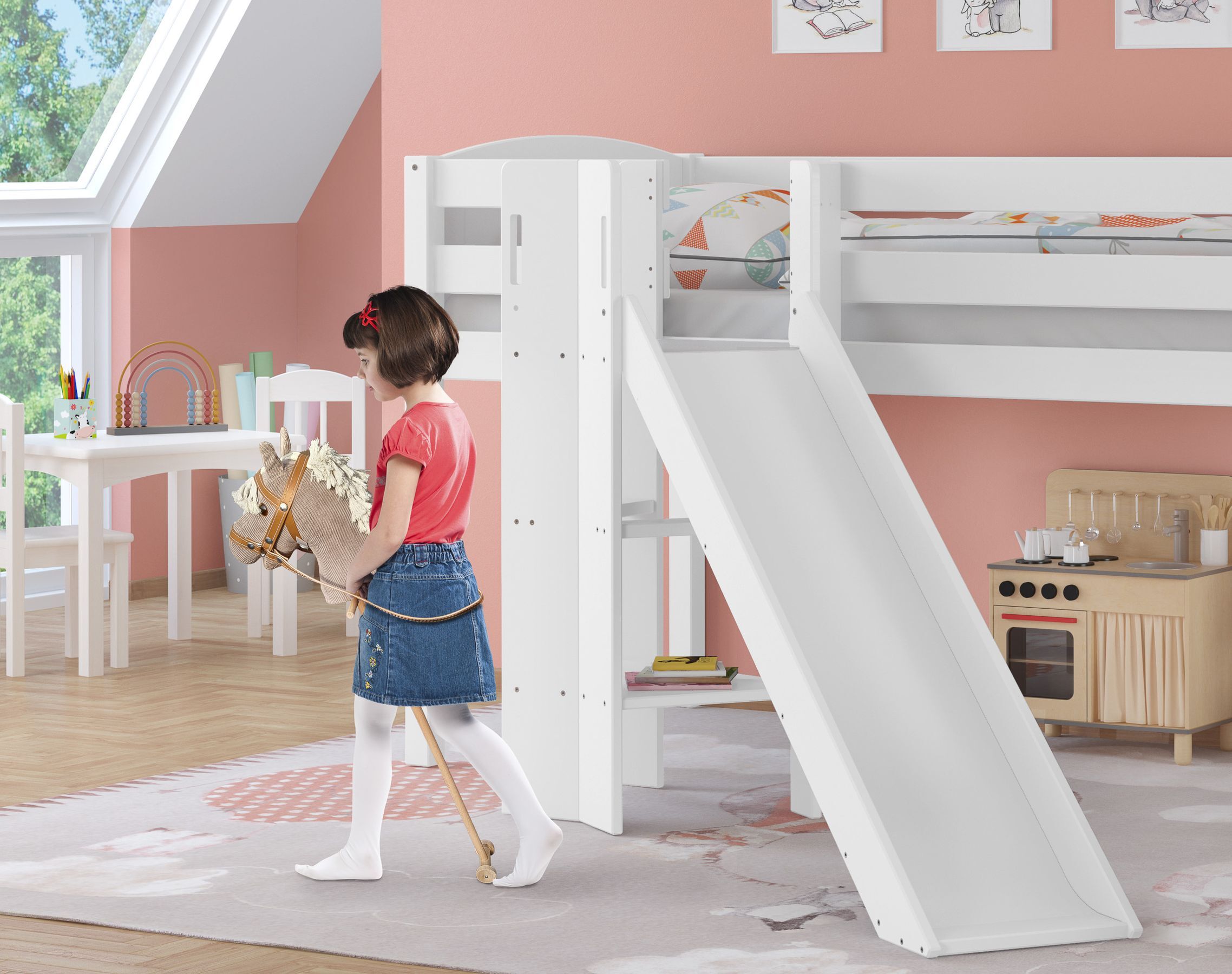 Kinderzimmer, Etagenbett, Rutsche, Kleidungsthema, Holzmöbel, Zimmerbild Steckenpferd hell mit Rad