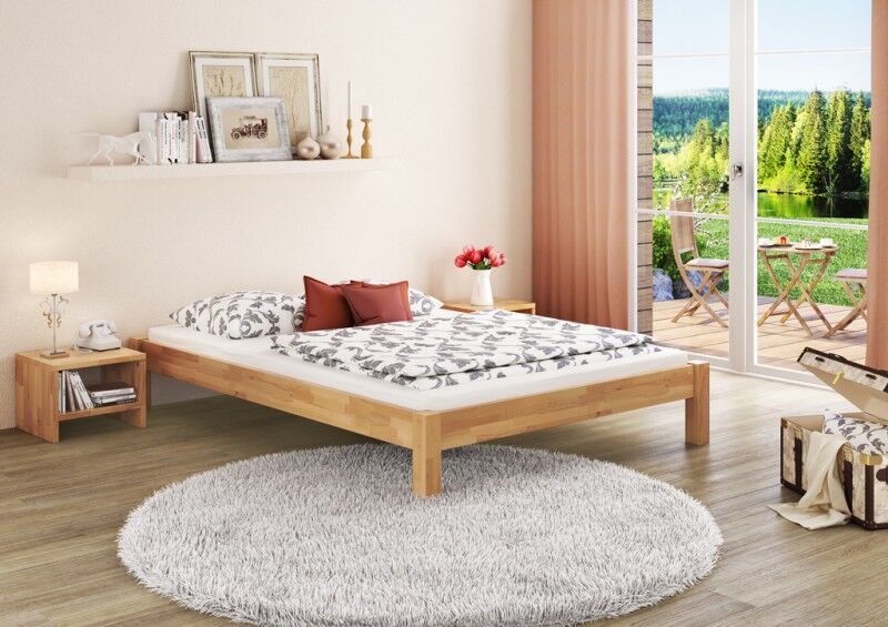 bett, holzbett, bettrahmen, bettwäsche, kreisrunder teppich, Robustes Doppelbett im Schlafzimmer