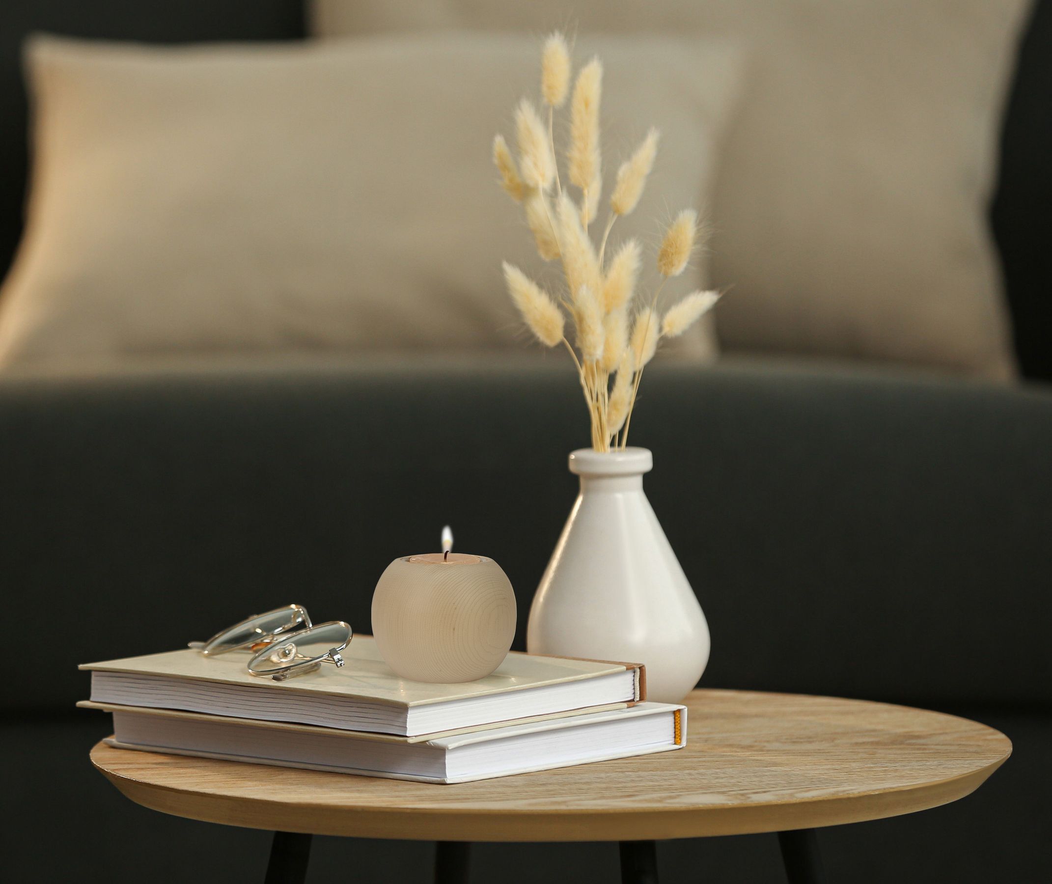 Kaffeetisch, Mobiliar, Tabelle, Tischplatte, Buch, Dekorierter Tisch mit Zirbenlicht