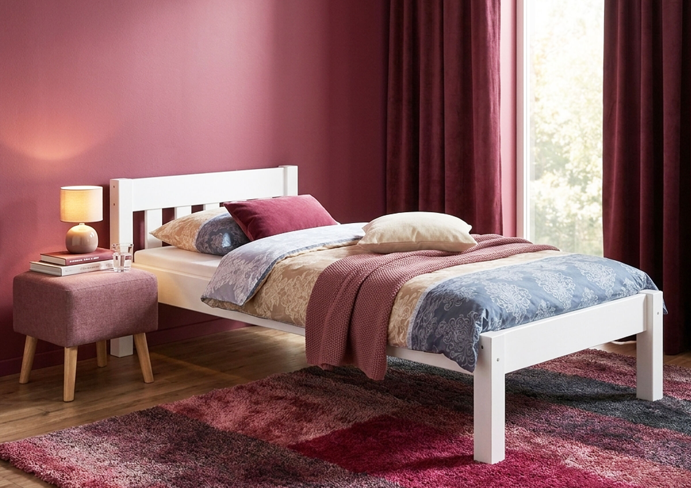 Bettrahmen, Kopfteppich, Bett, Bettdecke, Vorhänge, weißes Holzbett dunkelrote Zimmerwand