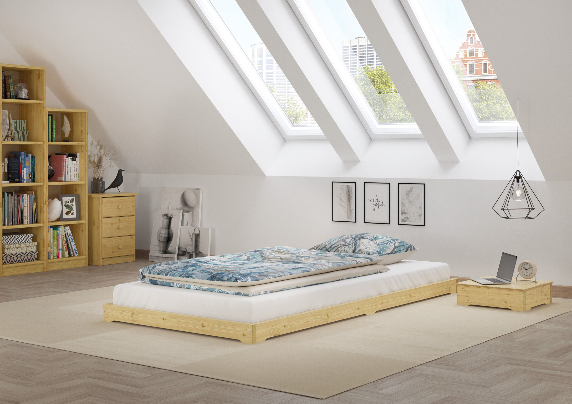 niedriges Bett, Bettrahmen aus Holz, Holzbettgestell, Matratze, Bettdecke mit blauem Muster, Studentenbett