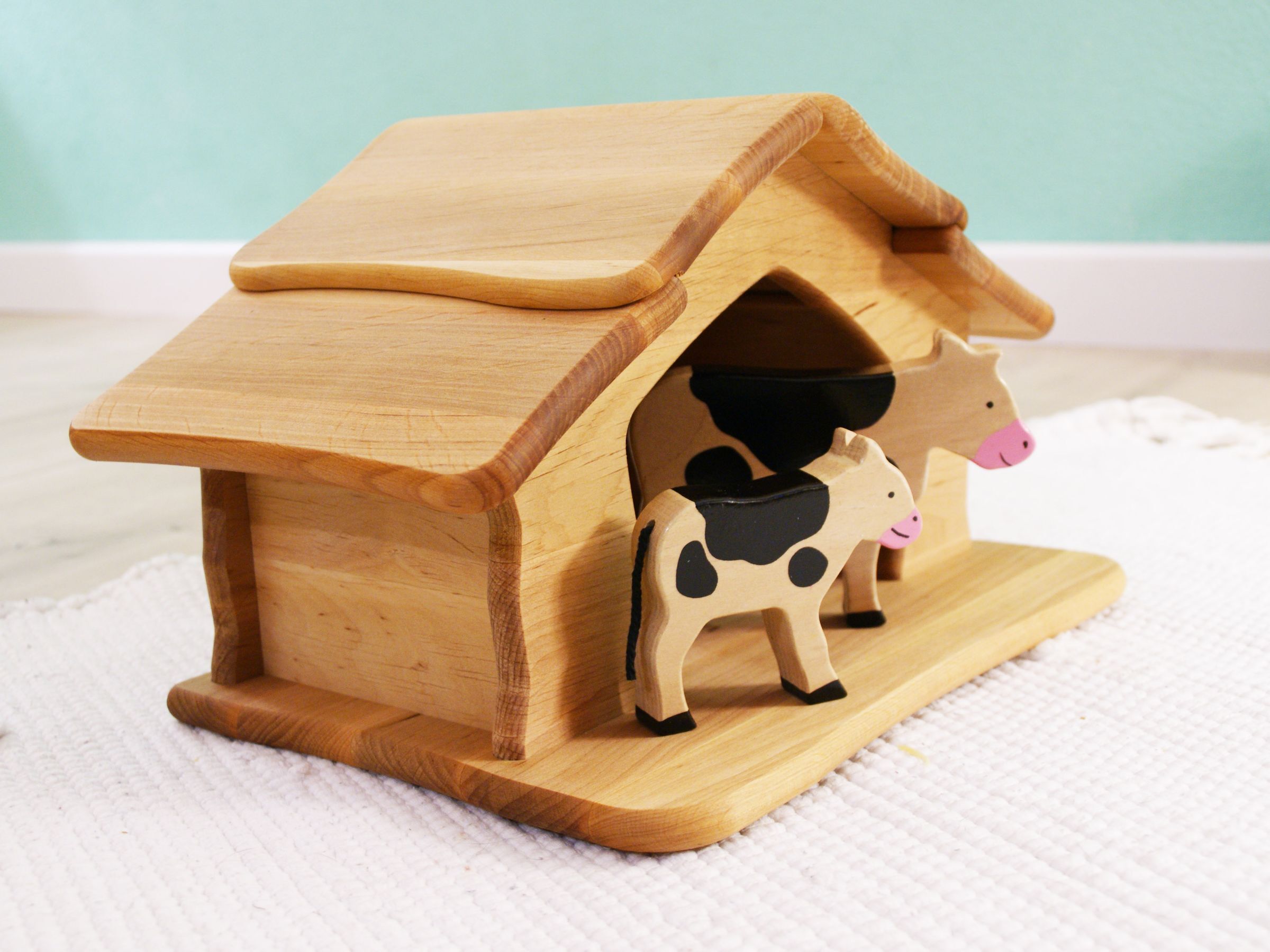 Holzspielzeug, Stall, Kuh, Tierfigur, Holzfigur, Seitenansicht Holzkrippe mit Tierfiguren