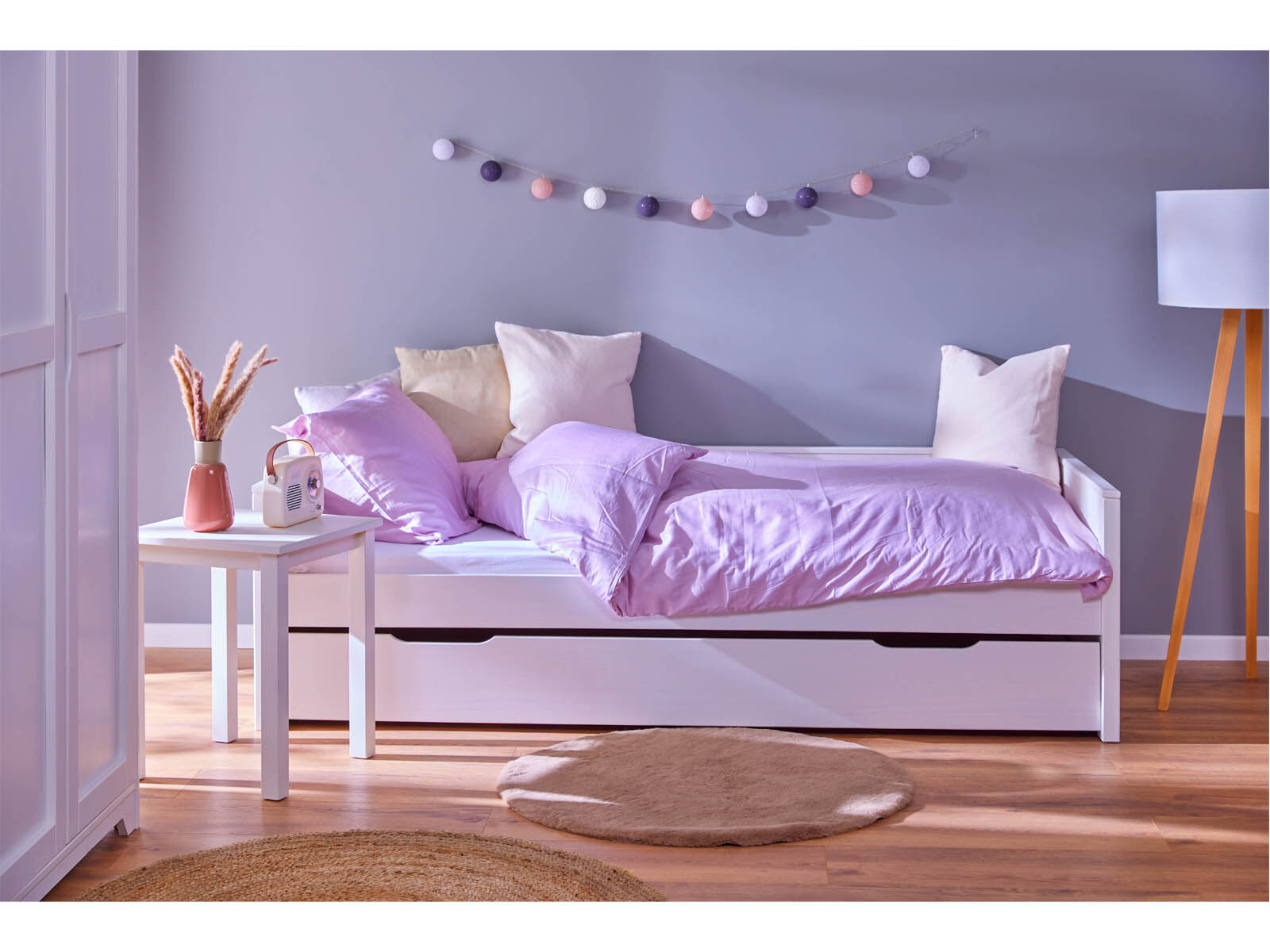 bett, tageslicht, lavendel, bettwäsche, wunderland, Tisch für Kinderzimmer klein weiß