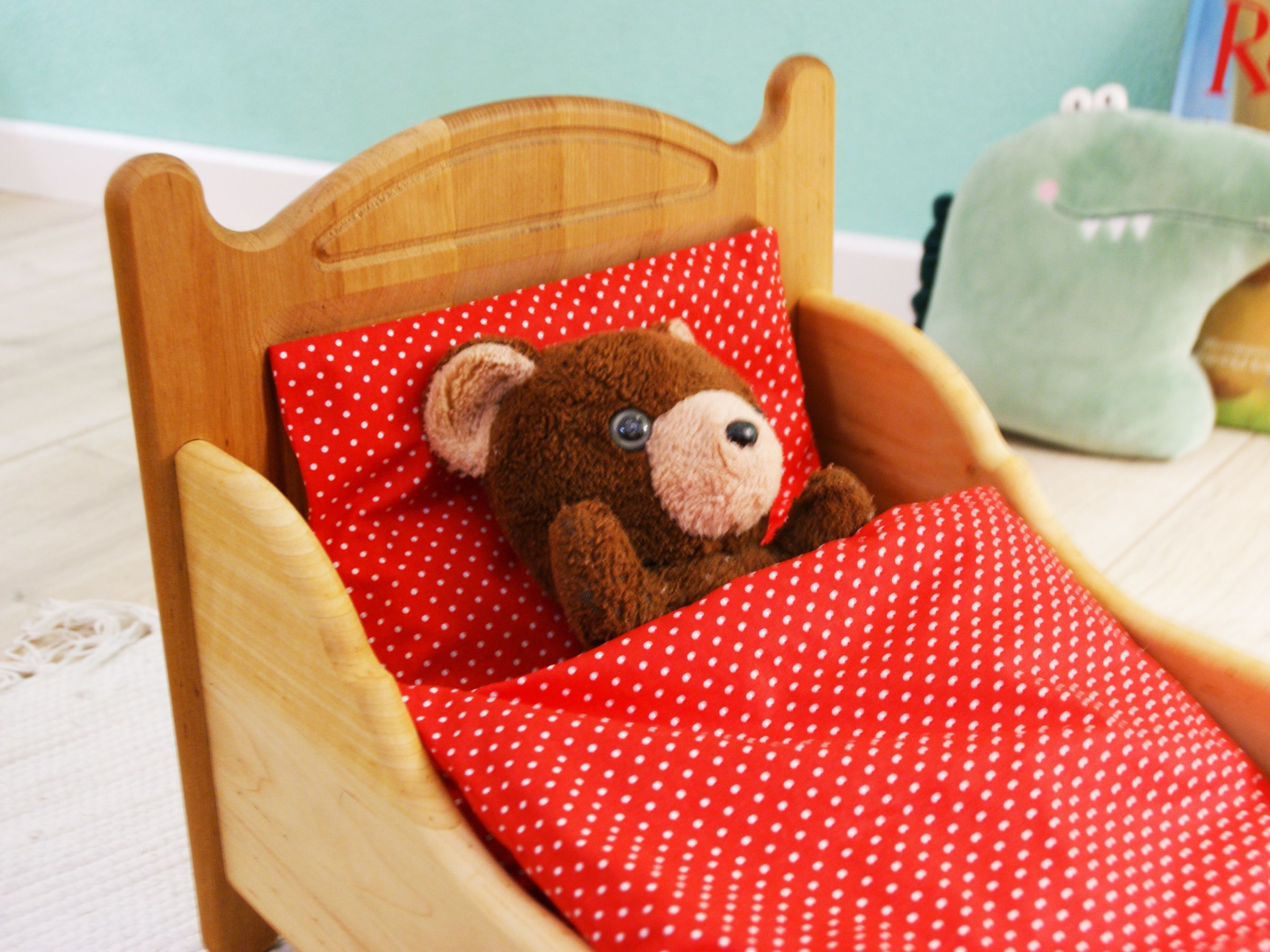 Spielzeug, Teddy, Kuscheltier, Rot, Polka-Dots, Puppenbett im Detail