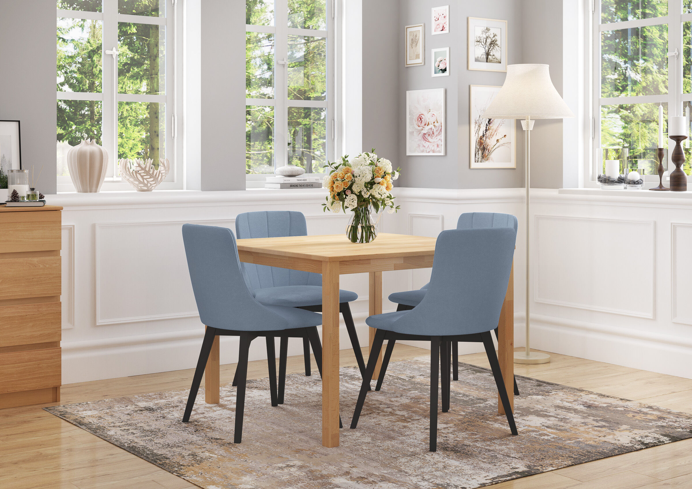 Esstisch, Holztisch, blaue Stühle, Blumenarrangement, Wohnkultur,