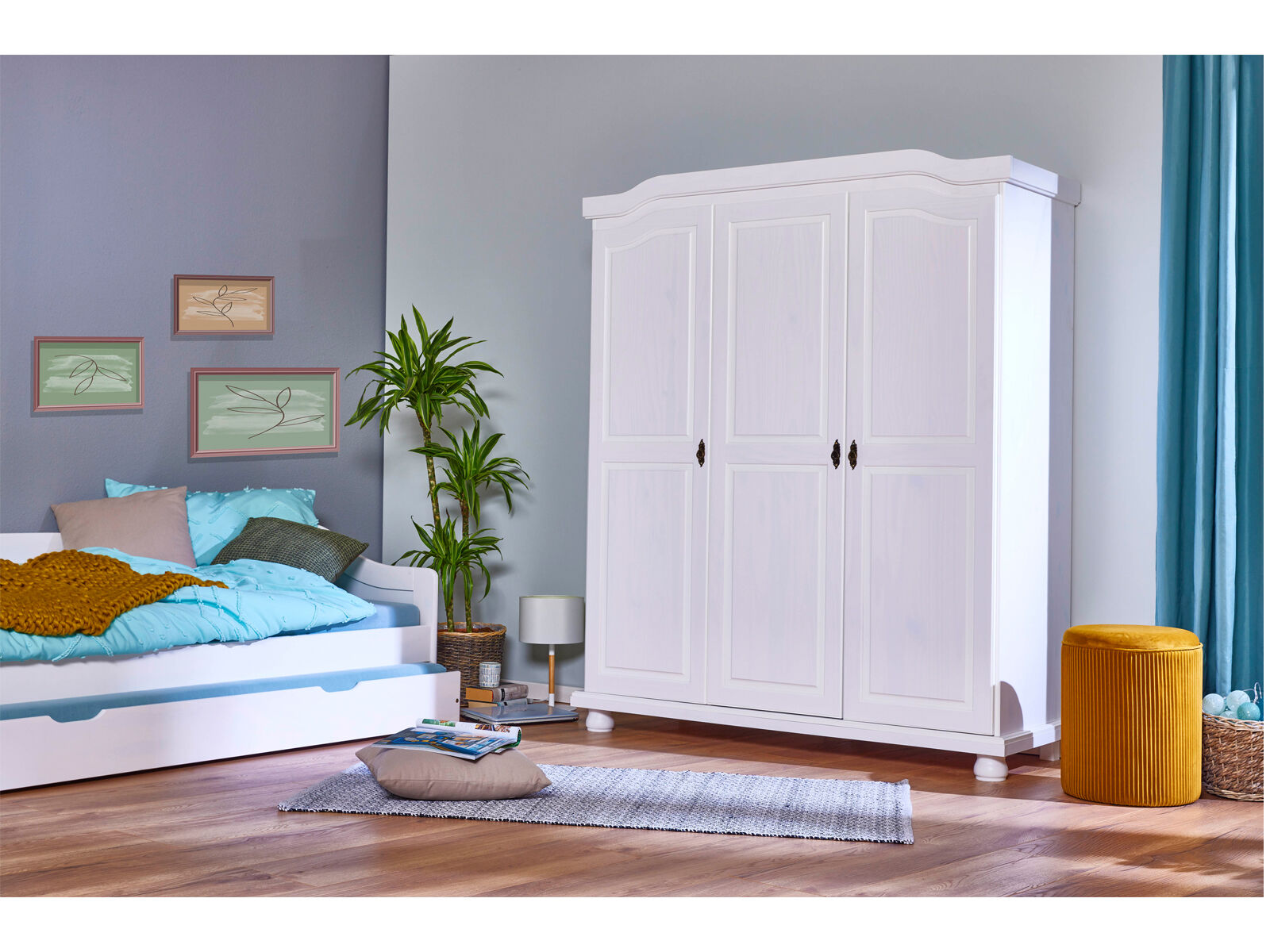 Kleiderschrank, weißer Kleiderschrank, Schlafzimmer, Pflanze, Sofa, Bauernschrank 3-türig